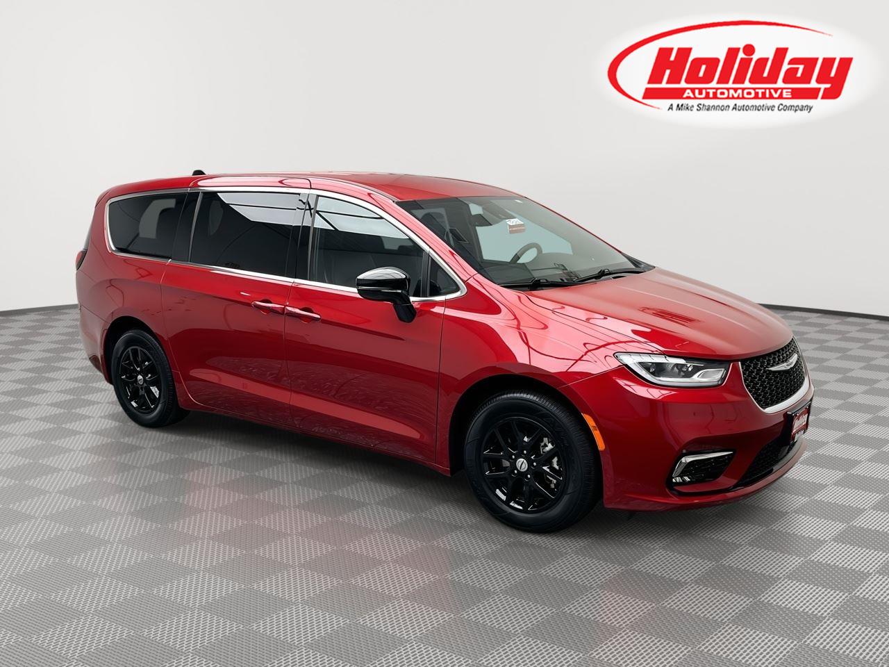 Red Hot Pearlcoat 2025 Chrysler Pacifica Minivan Front-Wheel Drive 9-Speed Automatic