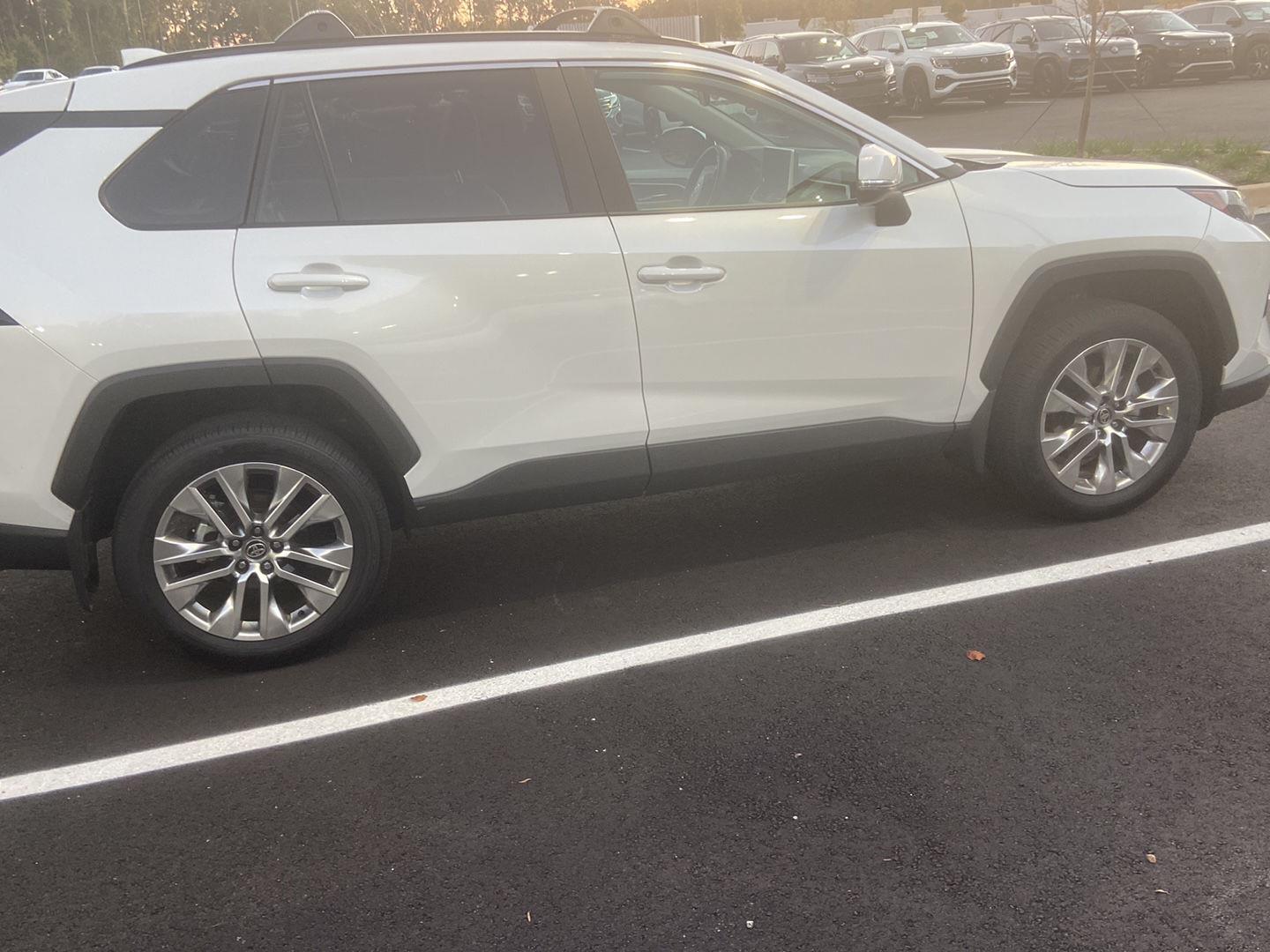 Used 2025 Wind Chill Pearl Toyota XLE Premium image 4