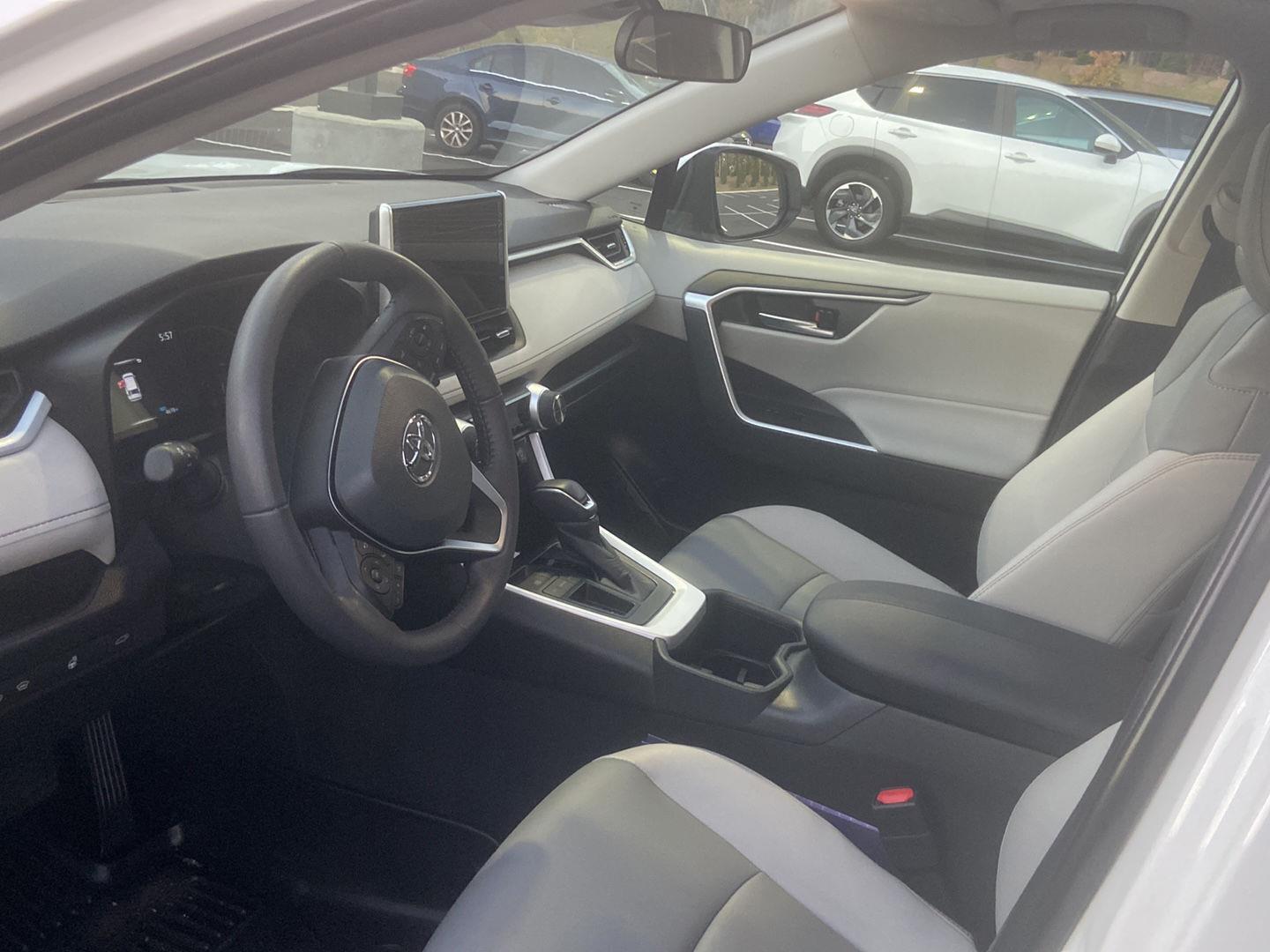 Used 2025 Wind Chill Pearl Toyota XLE Premium image 8