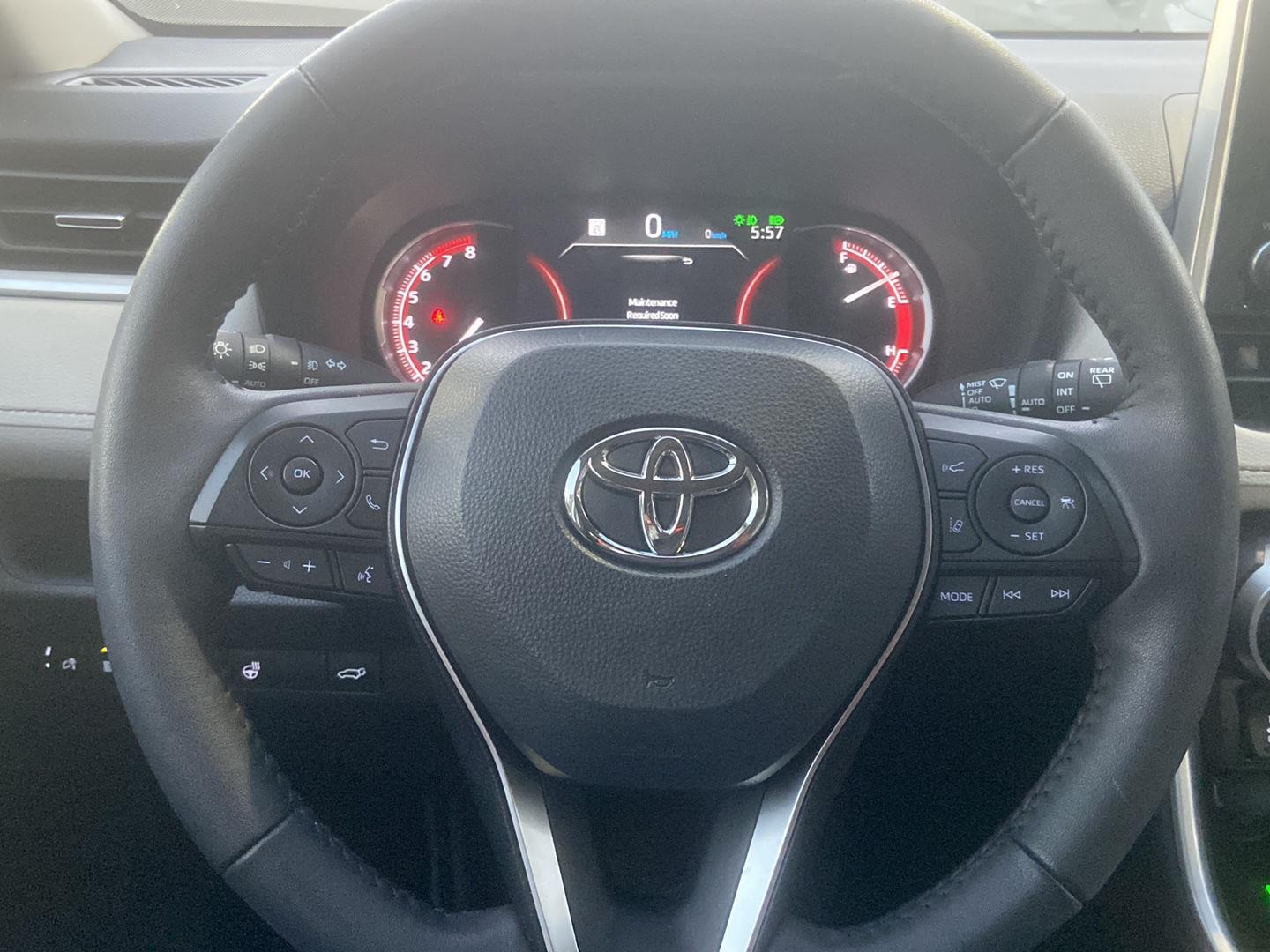 Used 2025 Wind Chill Pearl Toyota XLE Premium image 10