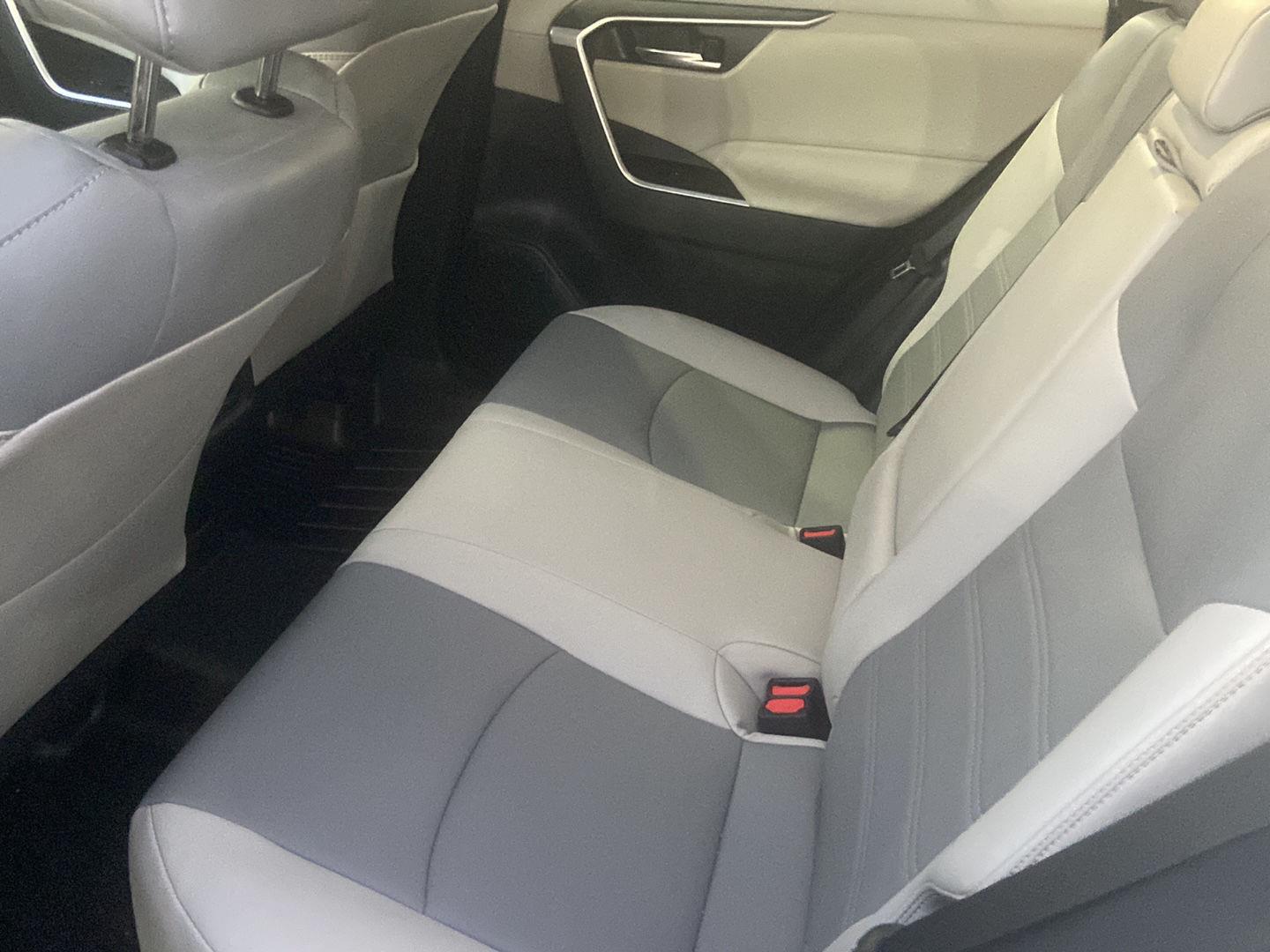 Used 2025 Wind Chill Pearl Toyota XLE Premium image 17