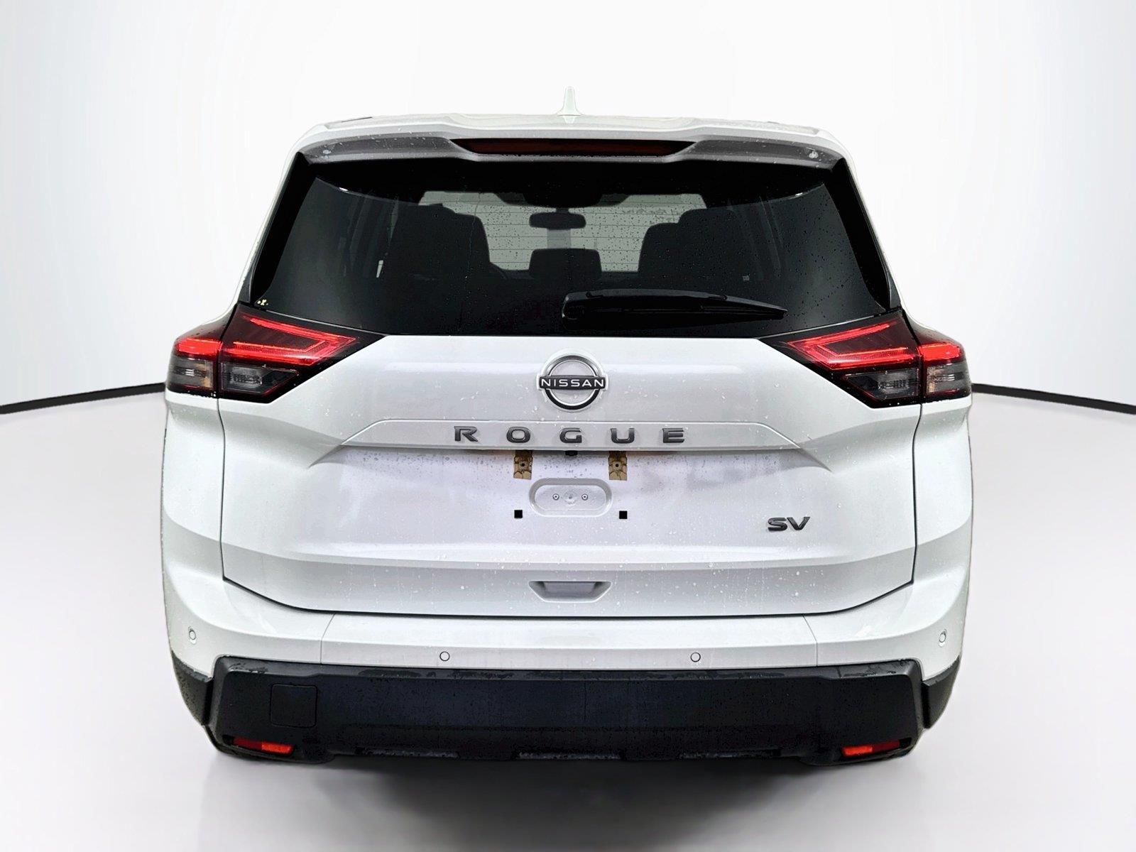 Used 2024 Everest White Pearl Nissan SV image 5