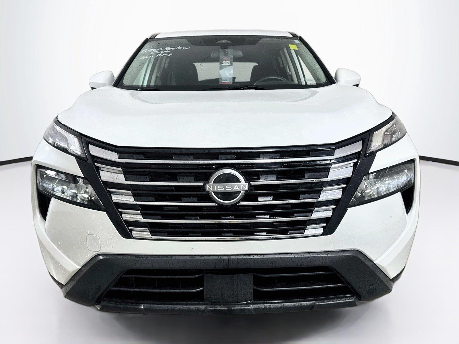 Used 2024 Everest White Pearl Nissan SV image 4