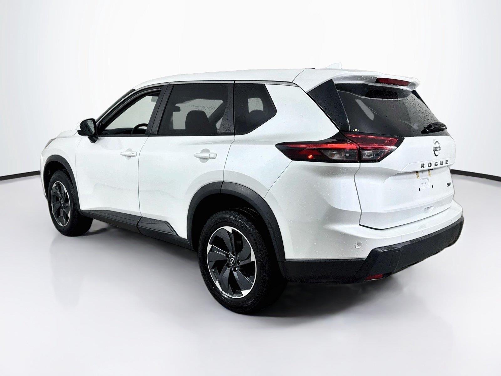 Used 2024 Everest White Pearl Nissan SV image 7
