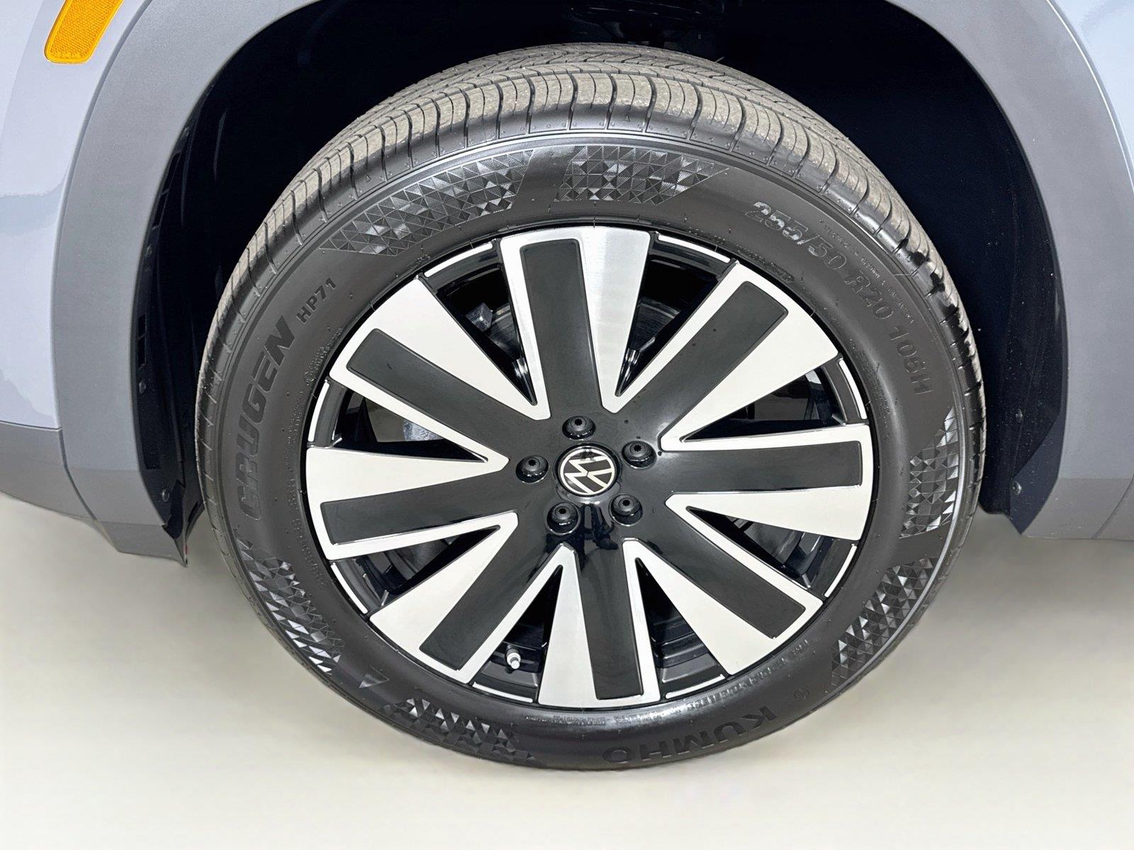 New 2027 Pure Gray Volkswagen SE w/Technology image 32