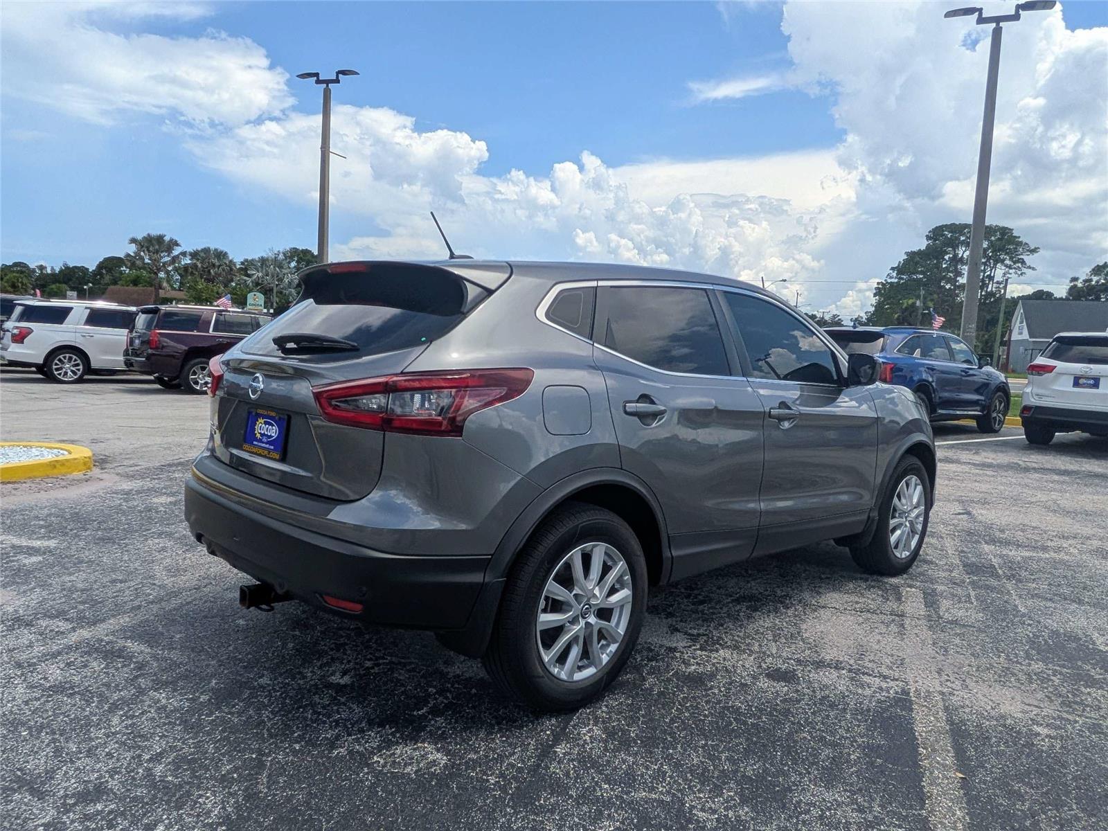 View vehicle photo 3