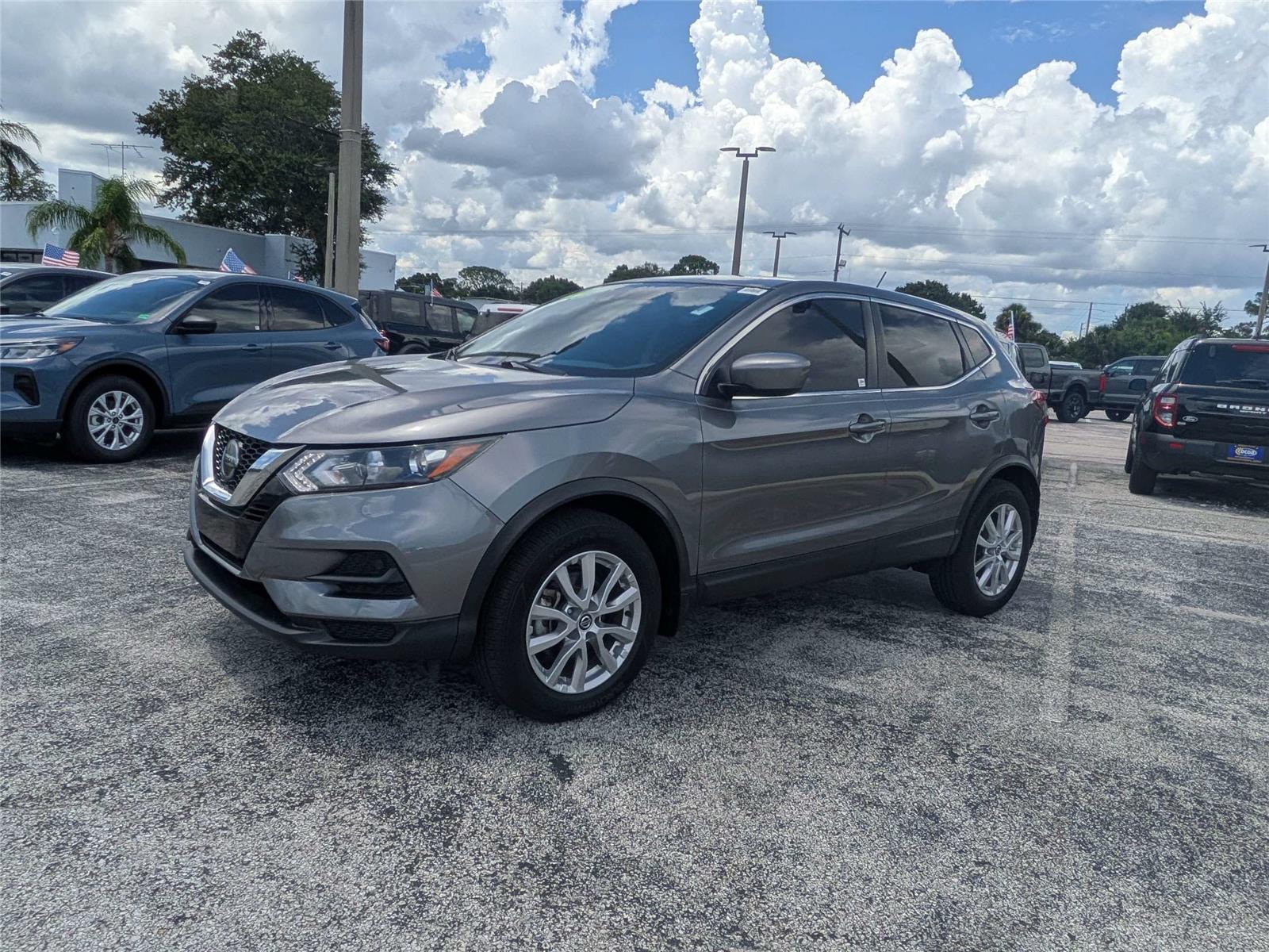 View vehicle photo 7