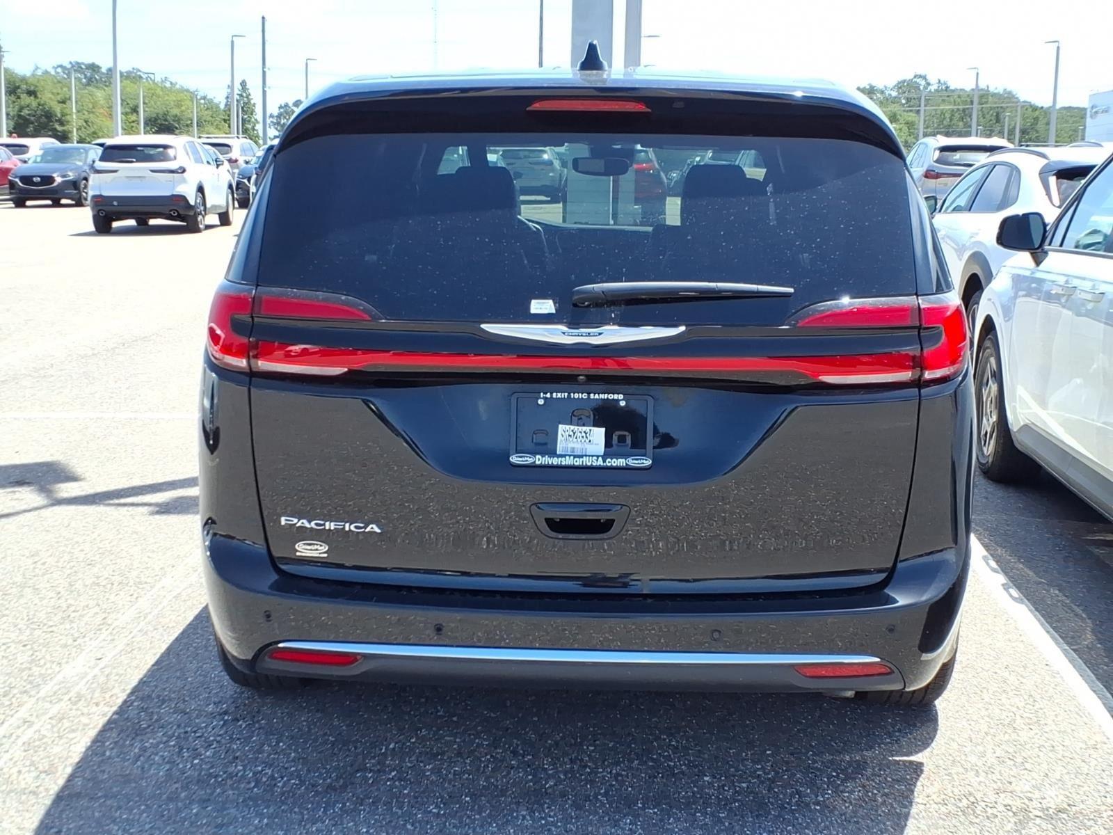 2025 Chrysler Pacifica Select