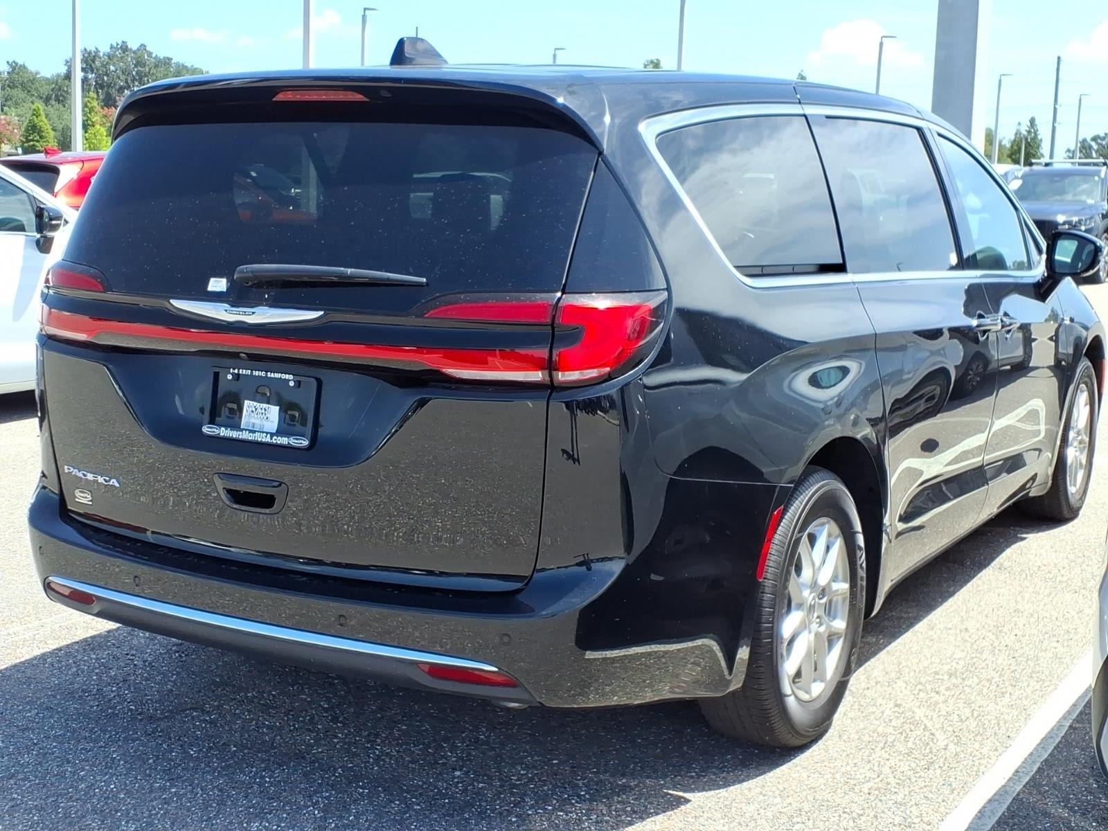 2025 Chrysler Pacifica Select