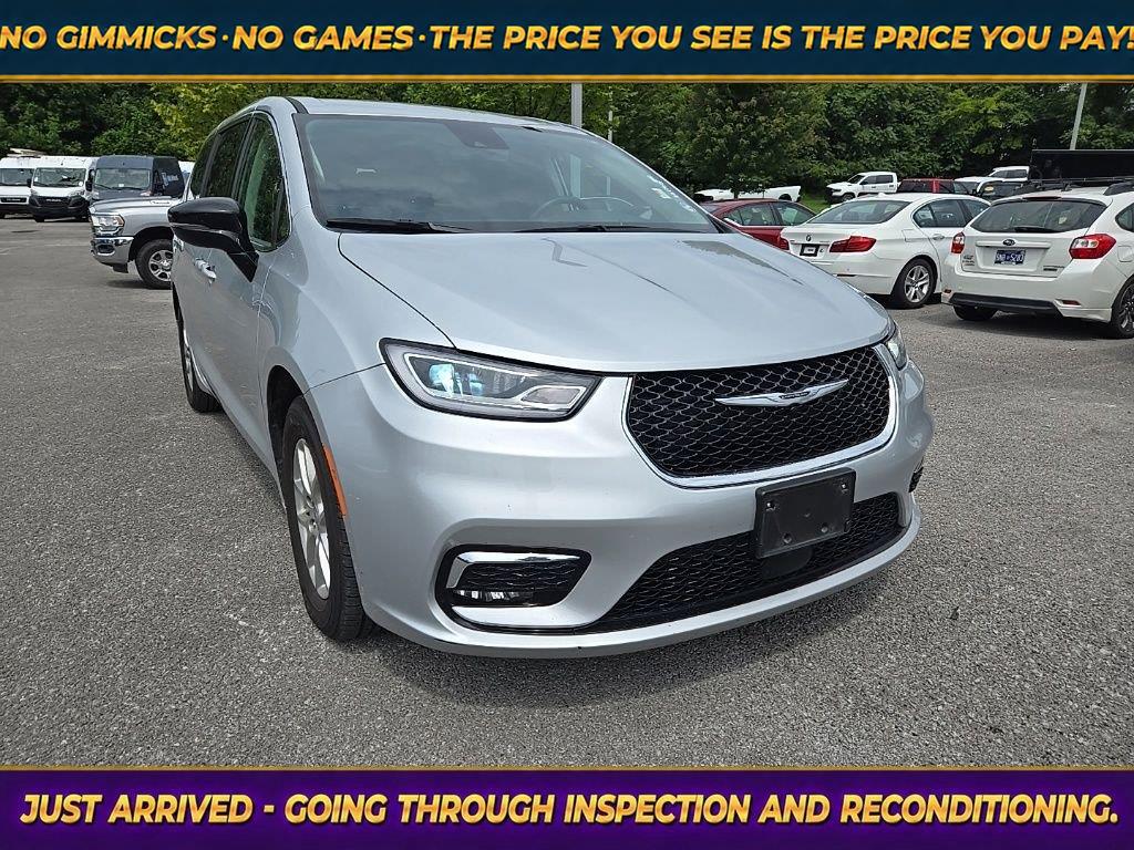 Silver Mist Clearcoat 2024 Chrysler Pacifica Minivan Front-Wheel Drive 9-Speed Automatic