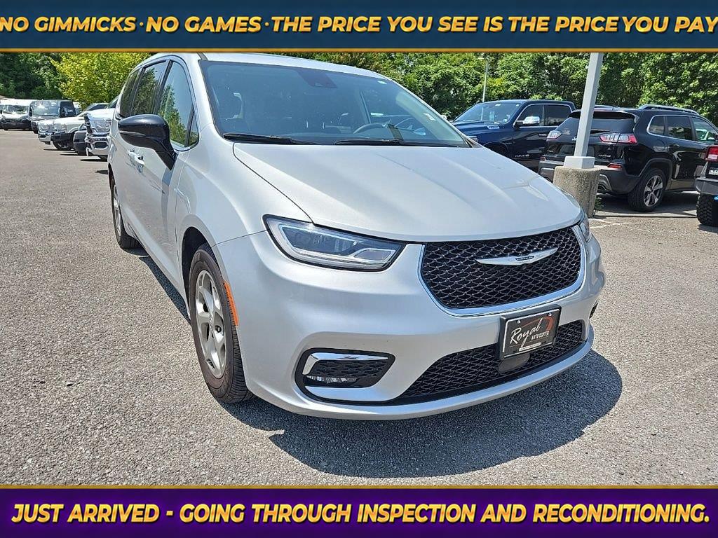 Silver Mist Clearcoat 2024 Chrysler Pacifica Minivan Front-Wheel Drive 9-Speed Automatic