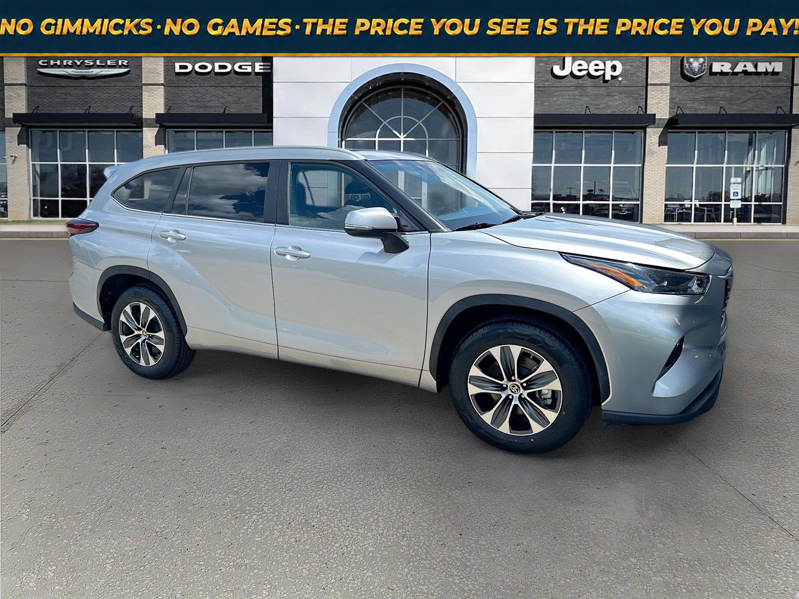 Celestial Silver Metallic 2024 Toyota Highlander SUV / Crossover Front-Wheel Drive 8-Speed Automatic