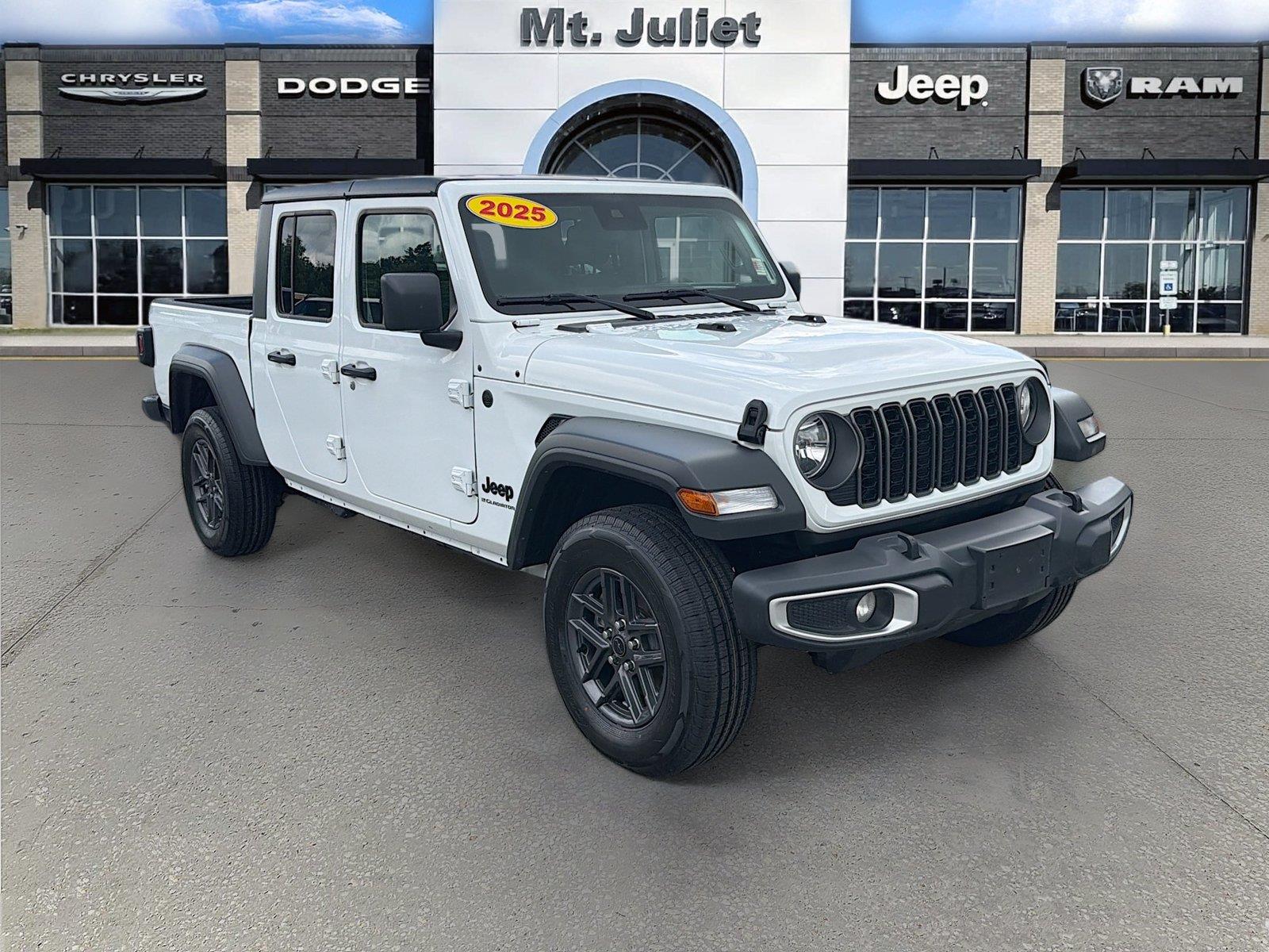 Bright White Clearcoat 2025 Jeep Gladiator Pickup Truck Four-Wheel Drive 8-Speed Automatic