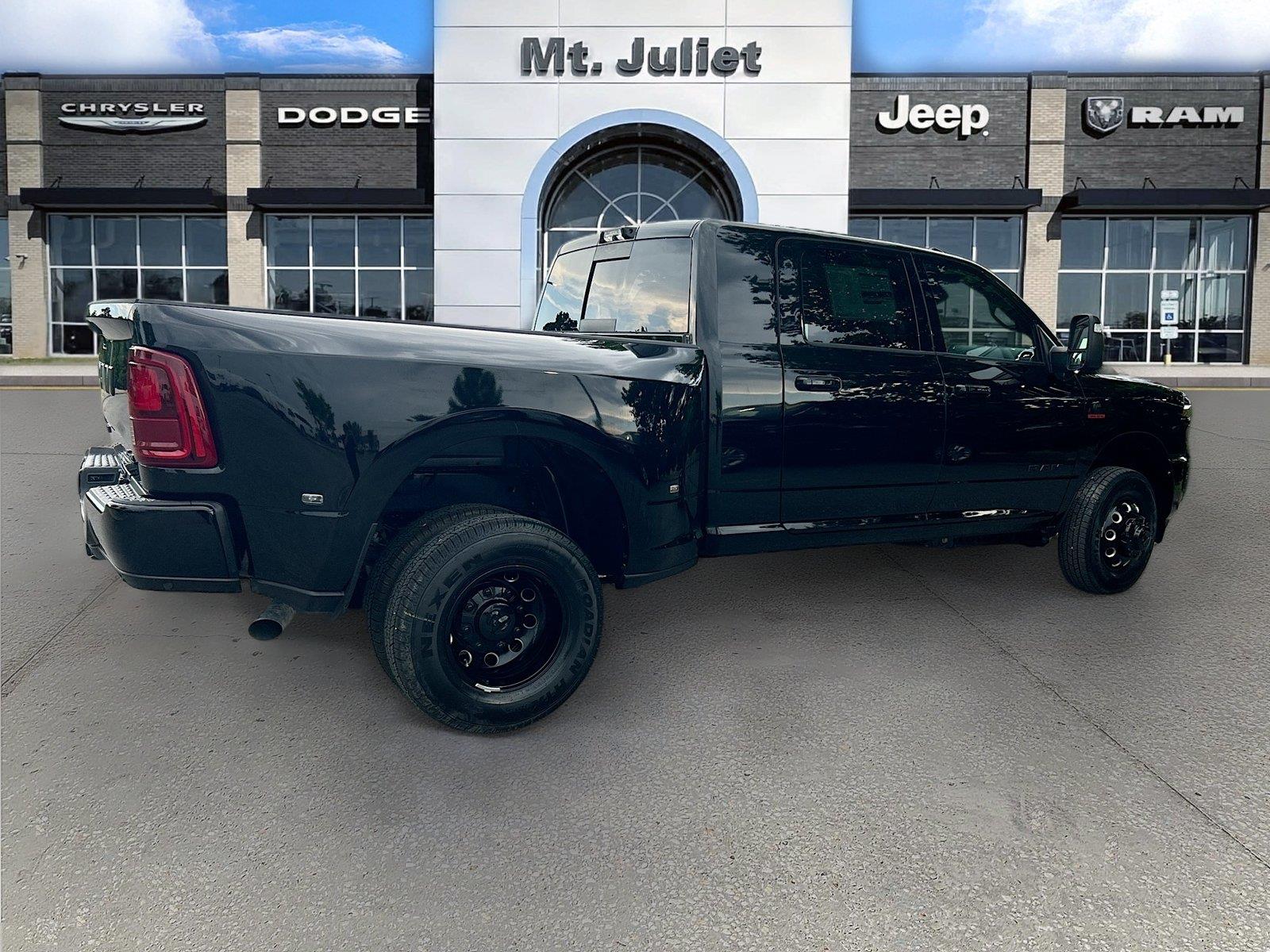 Diamond Black Crystal Pearlcoat 2026 RAM 3500 Pickup Truck Four-Wheel Drive 8-Speed Automatic
