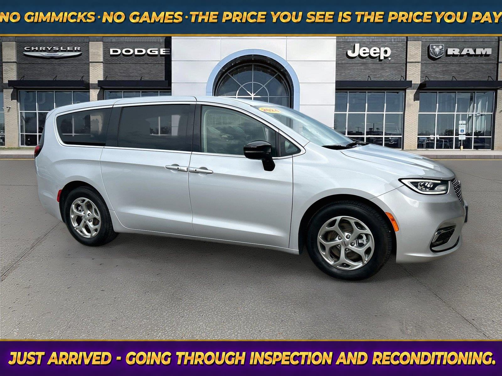 Silver Mist Clearcoat 2024 Chrysler Pacifica Minivan Front-Wheel Drive 9-Speed Automatic
