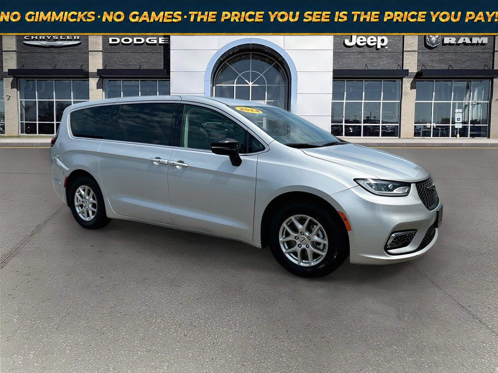 Silver Mist Clearcoat 2024 Chrysler Pacifica Minivan Front-Wheel Drive 9-Speed Automatic