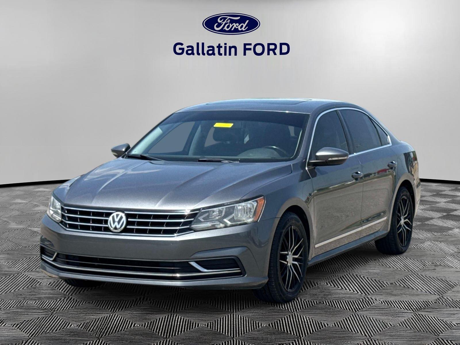 2017 Volkswagen Passat Gris (Platinum Gray Metallic) Sedán Tracción delantera Automática