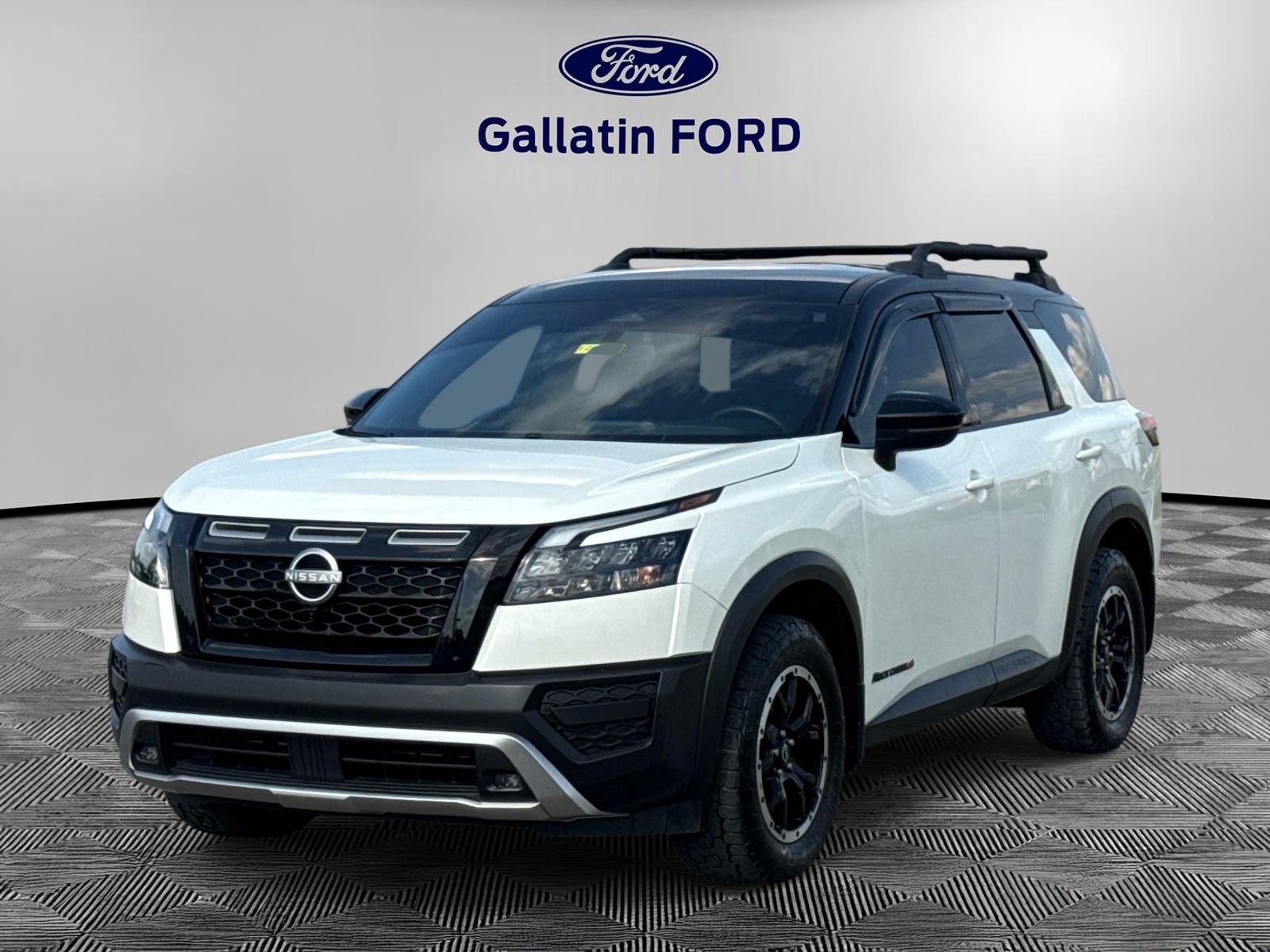 Pearl White Tricoat/Super Black 2024 Nissan Pathfinder SUV / Crossover All-Wheel Drive Automatic