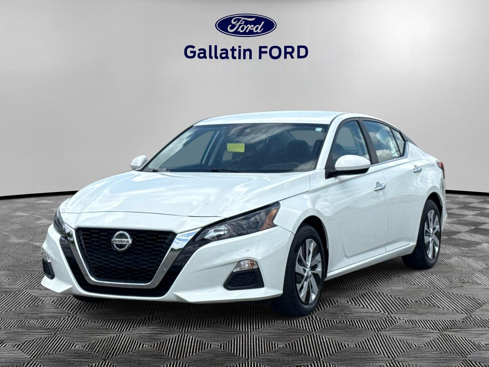 Glacier White 2022 Nissan Altima Sedan Front-Wheel Drive Continuously Variable Transmission