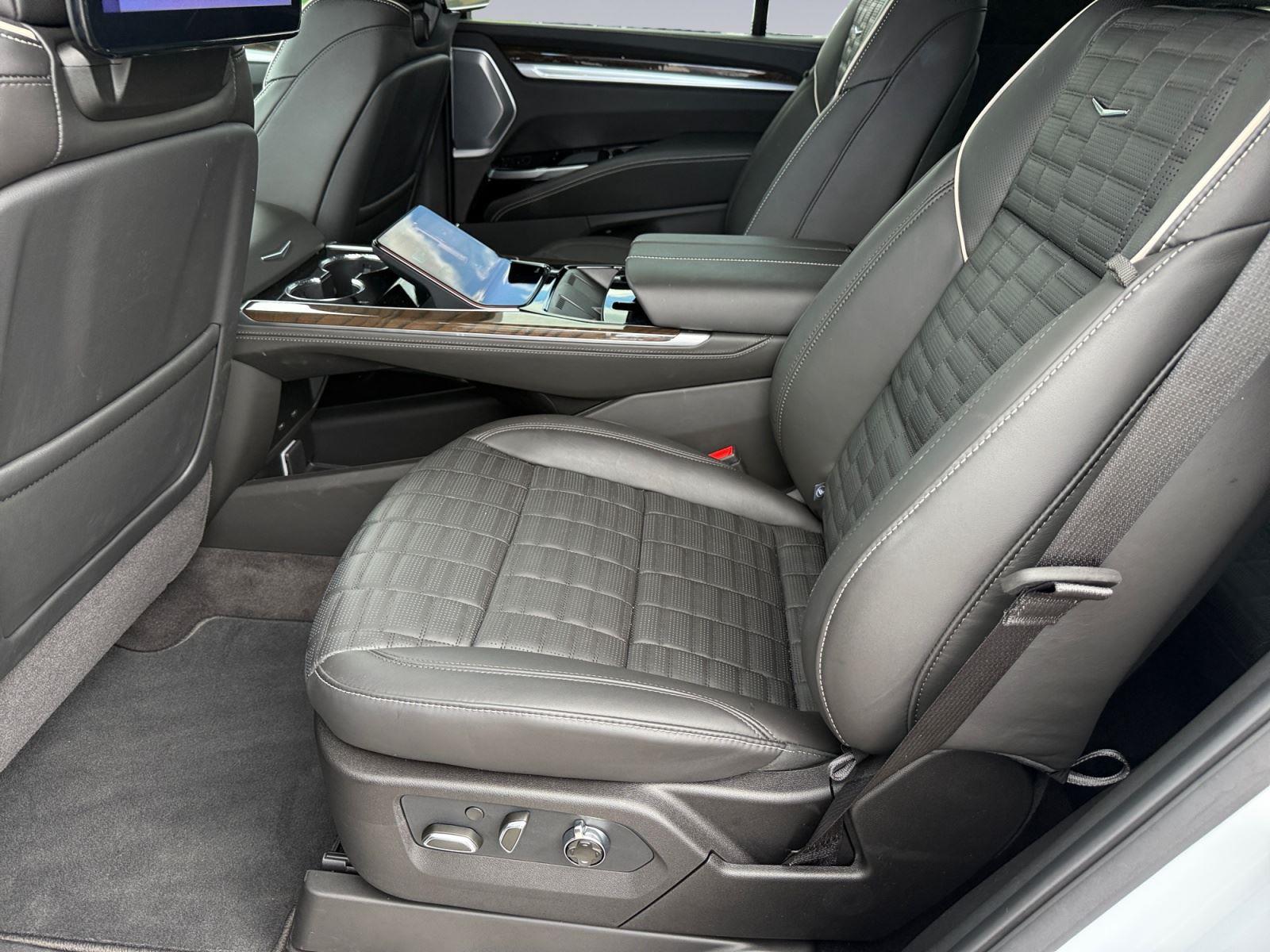 2026 Cadillac Escalade Platinum Sport - Photo 11