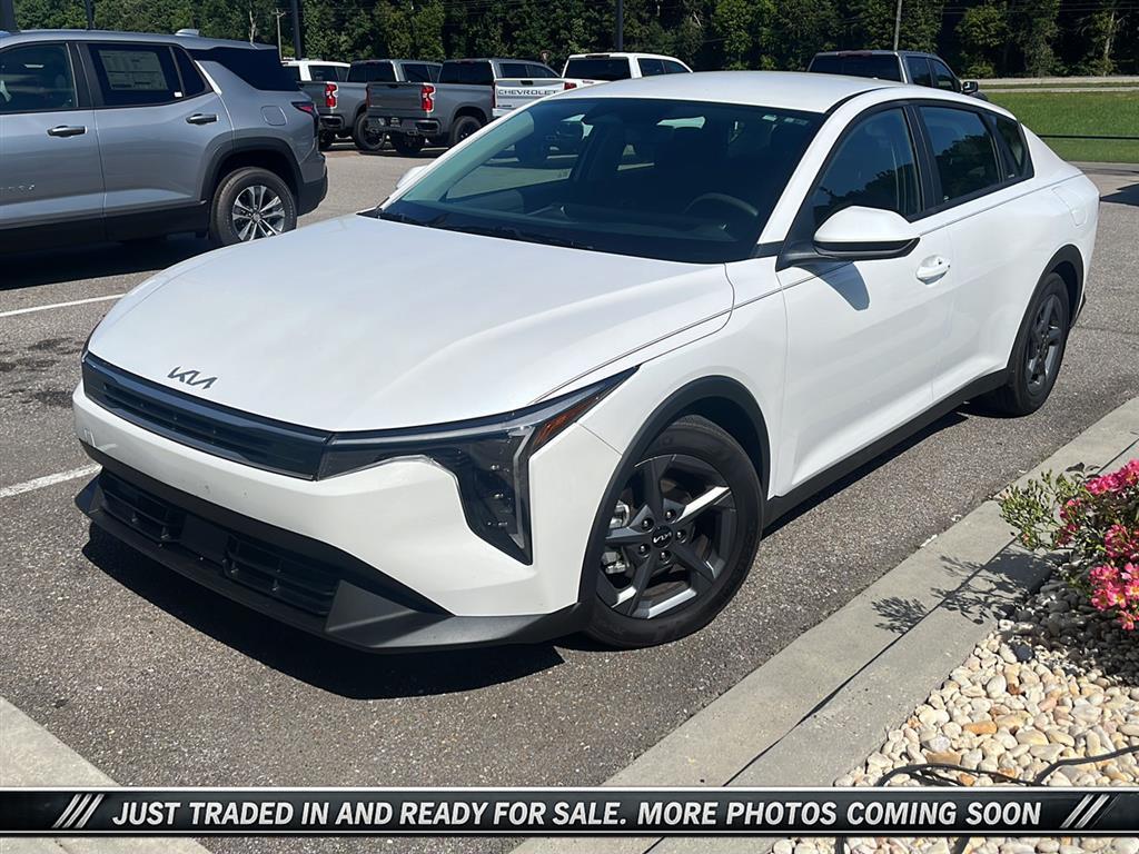 Snow White Pearl 2025 Kia K4 LXS FWD Sedan Front-Wheel Drive Continuously Variable Transmission