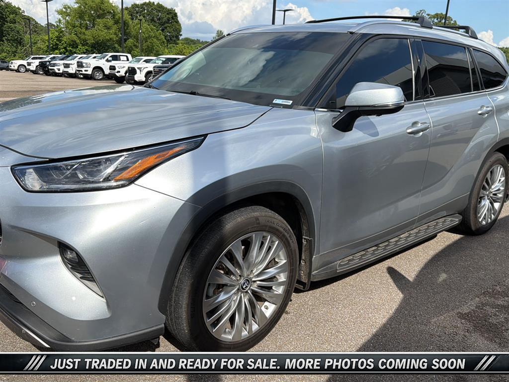 Celestial Silver Metallic 2023 Toyota Highlander Platinum FWD SUV / Crossover Front-Wheel Drive 8-Speed Automatic