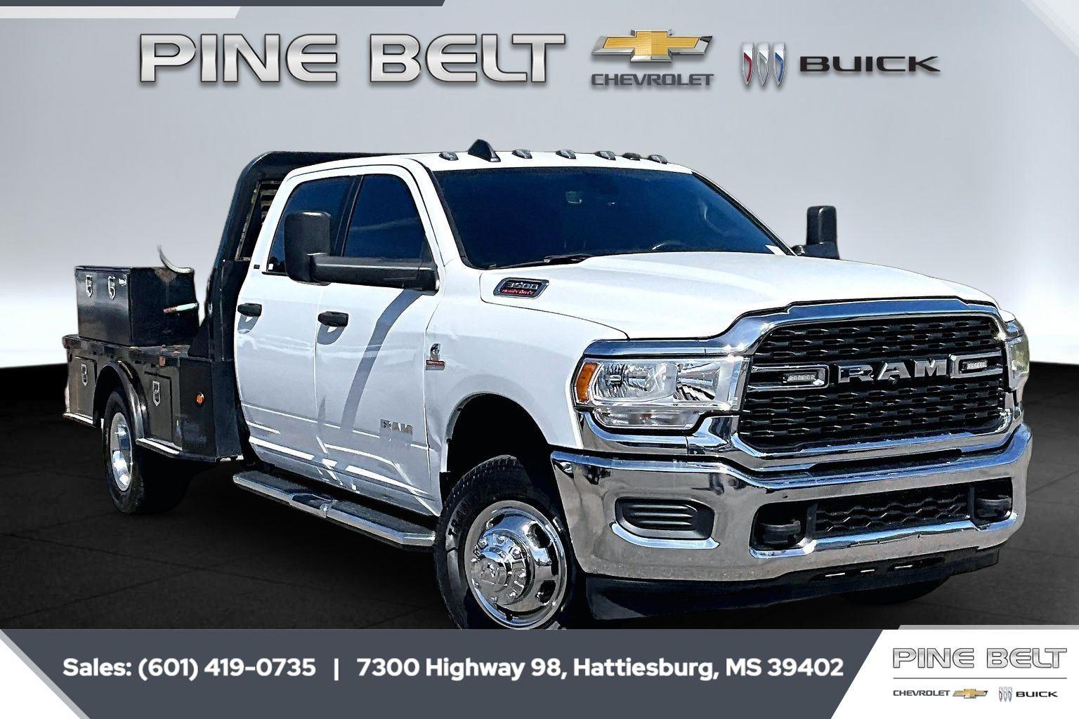 Bright White Clearcoat 2022 RAM 3500 Chassis SLT Crew Cab LB DRW 4WD Pickup Truck Four-Wheel Drive 6-Speed Automatic