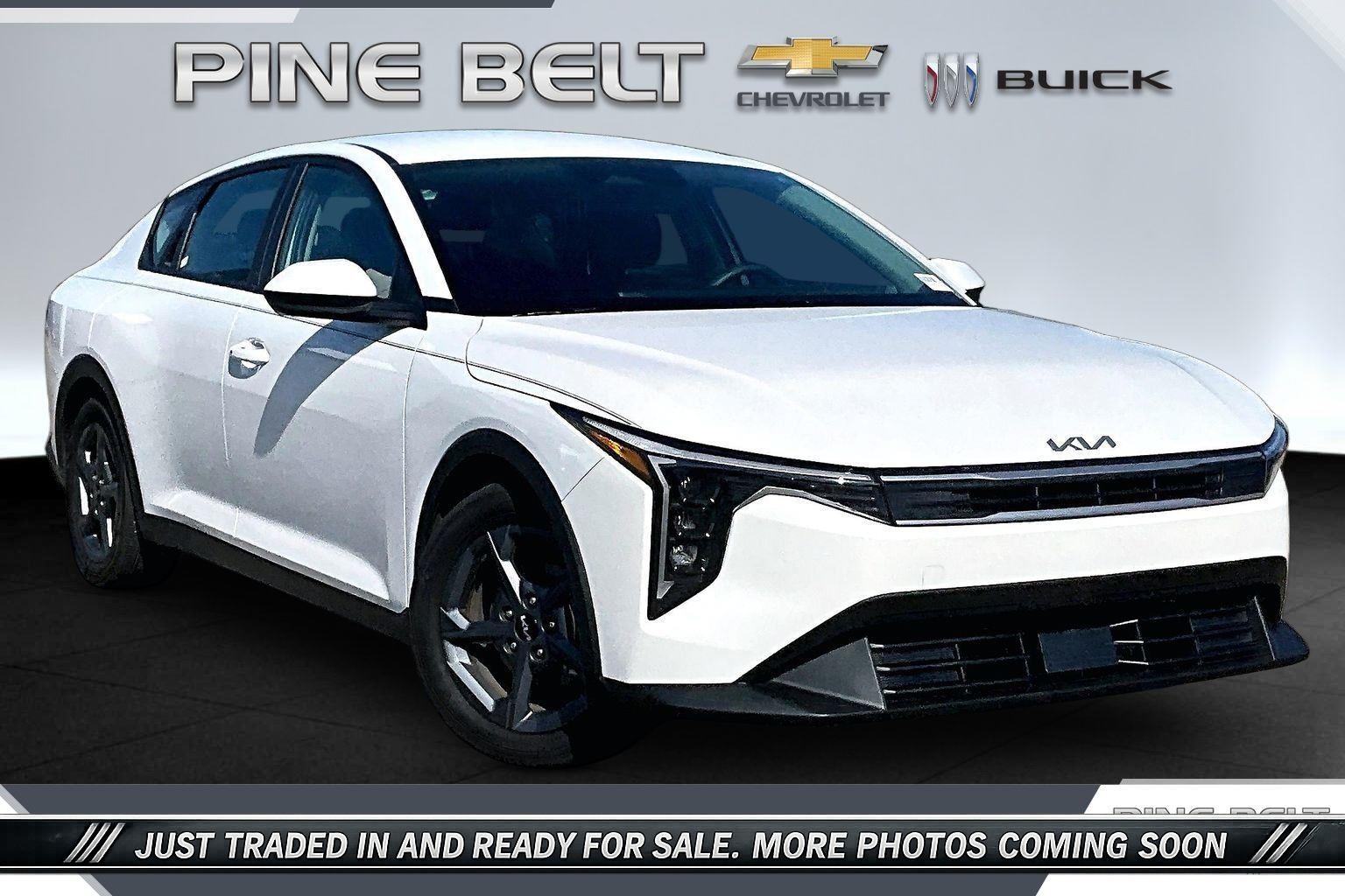Snow White Pearl 2025 Kia K4 LXS FWD Sedan Front-Wheel Drive Continuously Variable Transmission