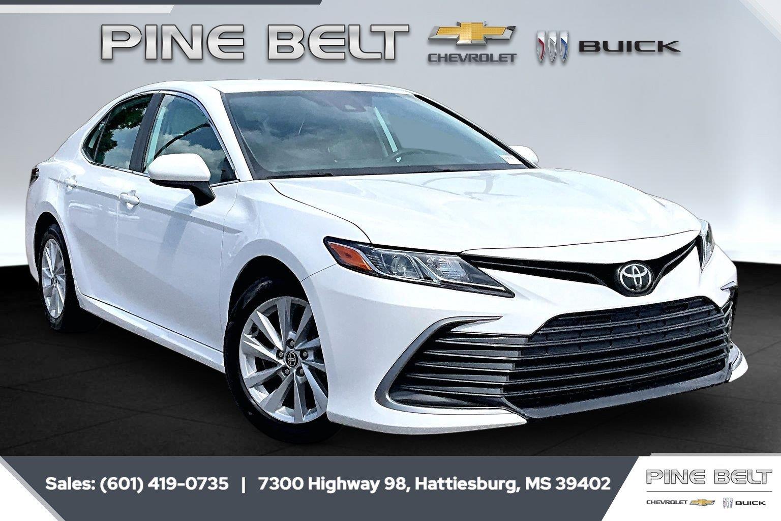 Super White 2022 Toyota Camry Sedan Front-Wheel Drive 8-Speed Automatic