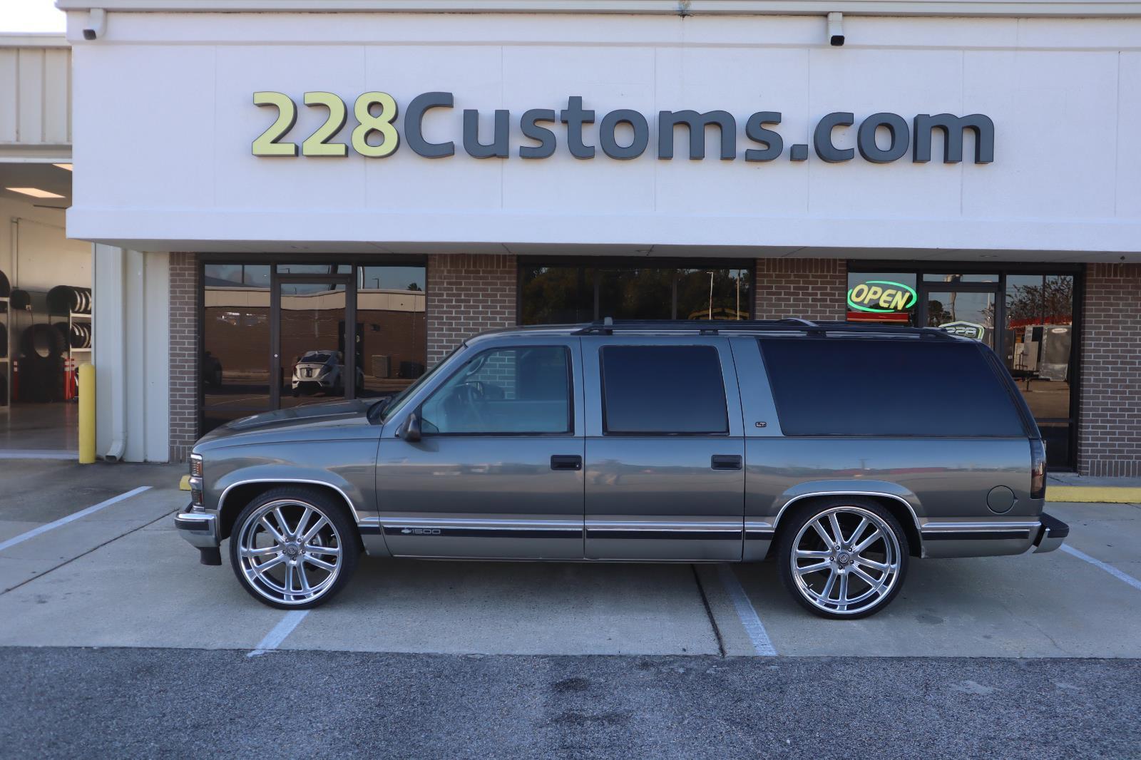 Black (Medium Charcoal Gray Met) 1999 Chevrolet Suburban SUV / Crossover Rear-Wheel Drive 4-Speed Automatic Overdrive
