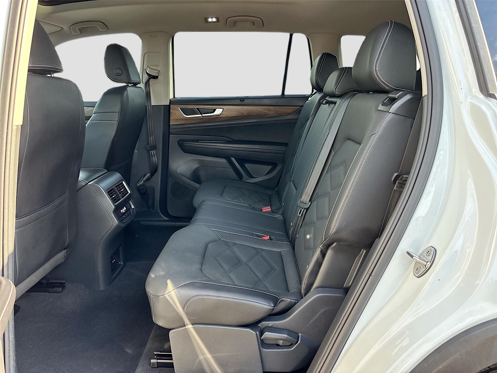 2025 Volkswagen Atlas 2.0T SE w/Technology