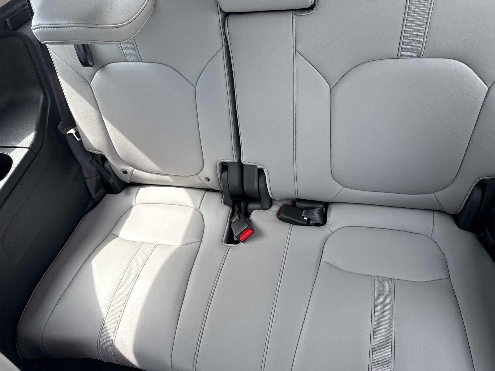 2023 Honda Pilot EX-L w/Rear Captain’s Chairs