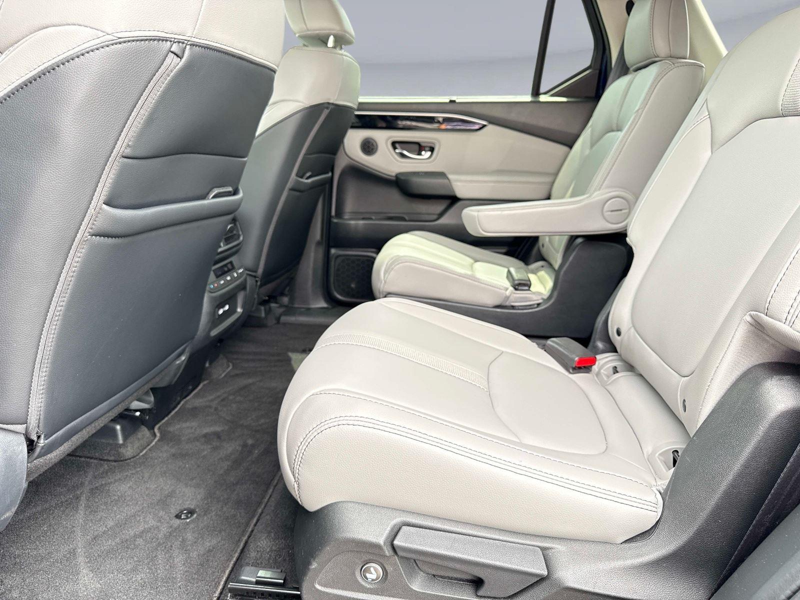 2023 Honda Pilot EX-L w/Rear Captain’s Chairs