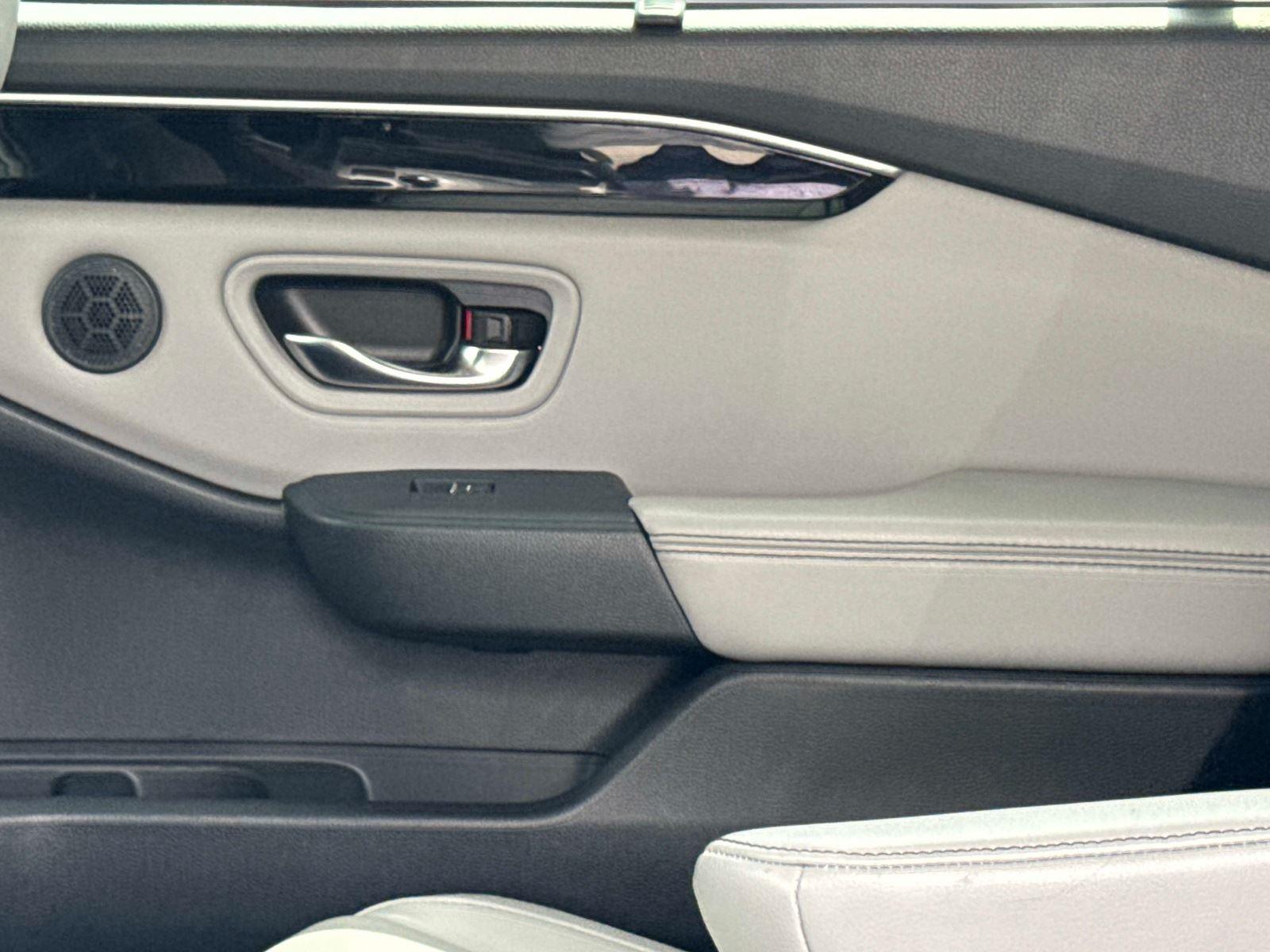 2023 Honda Pilot EX-L w/Rear Captain’s Chairs