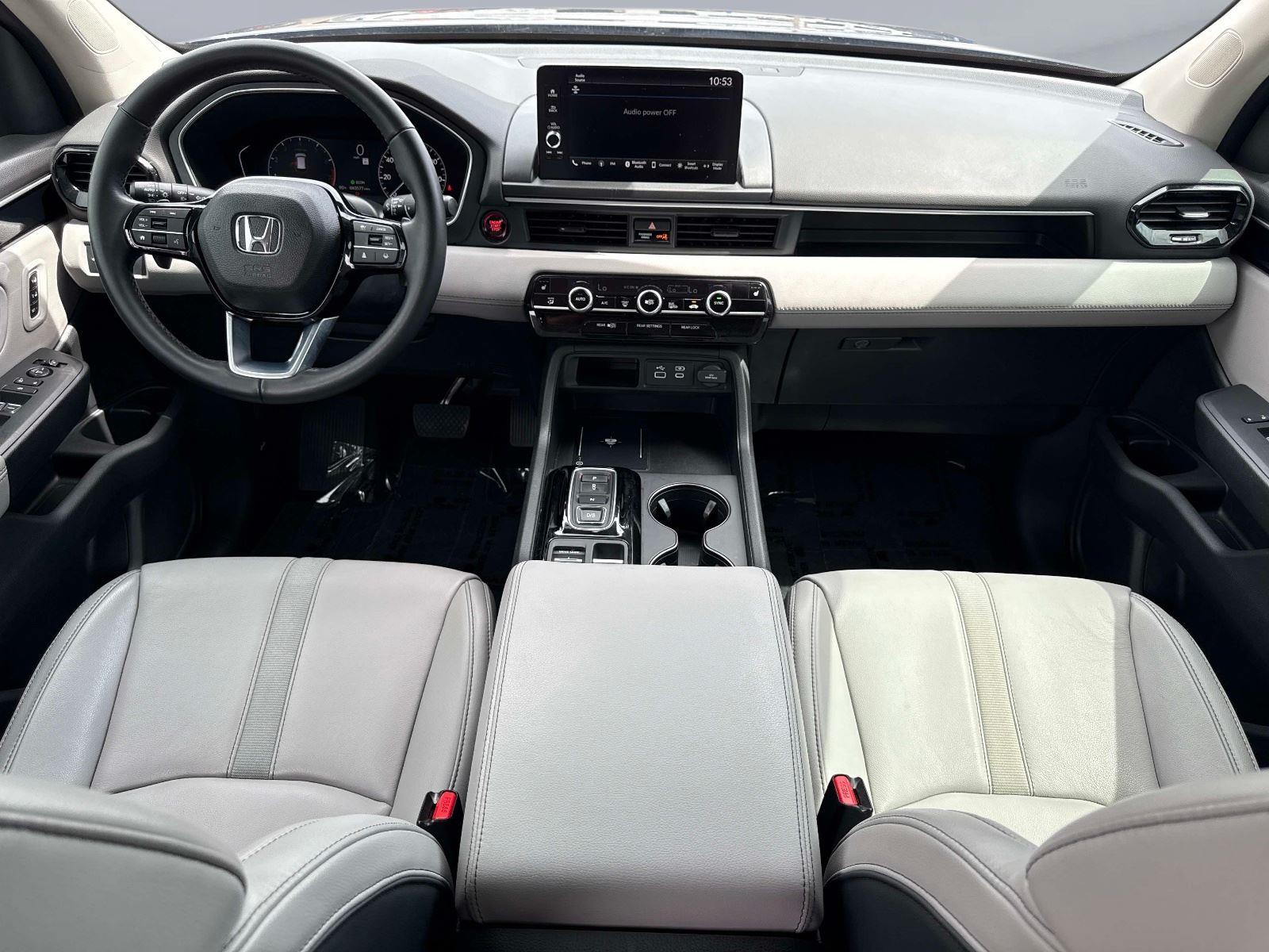 2023 Honda Pilot EX-L w/Rear Captain’s Chairs