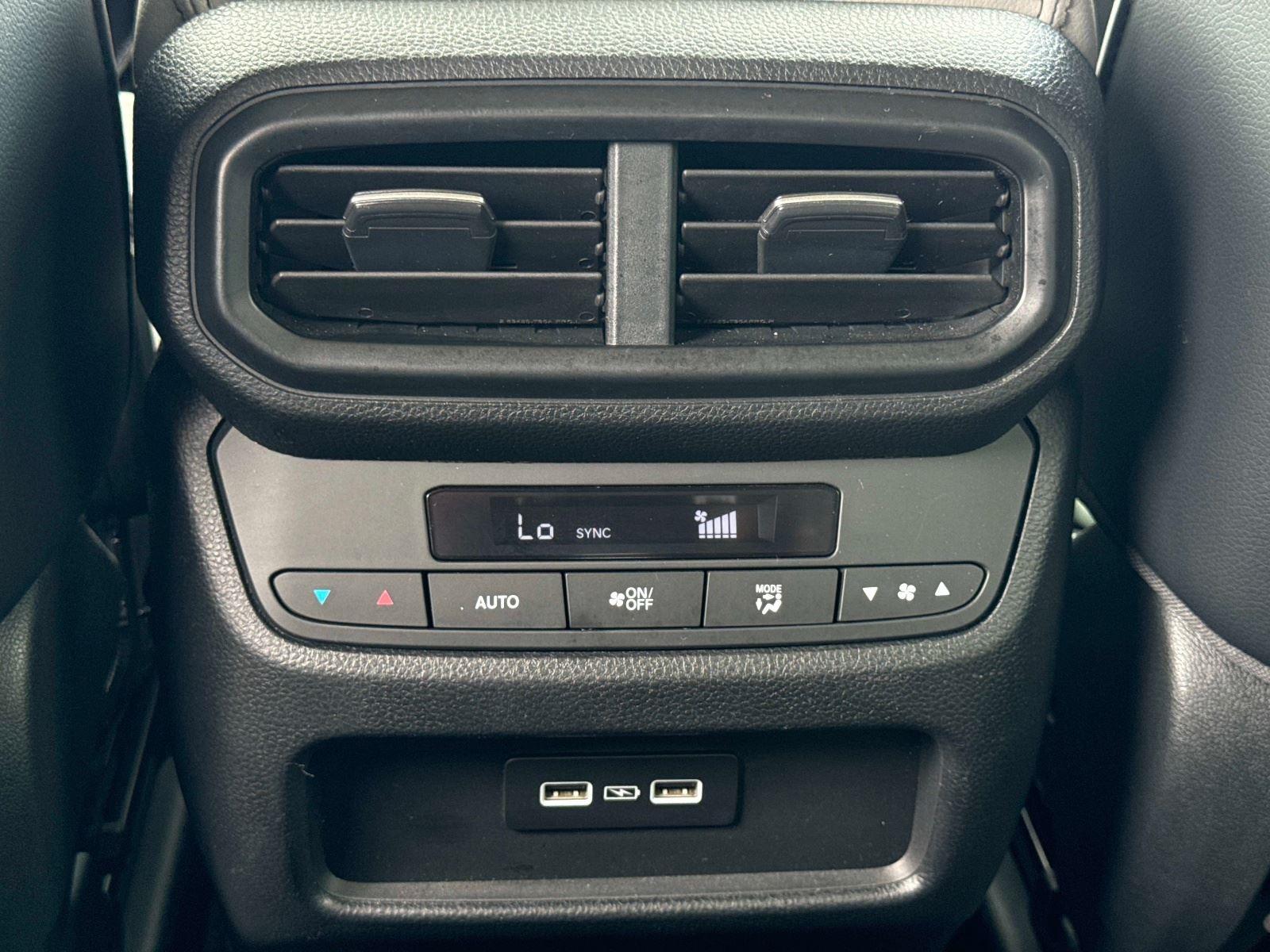 2023 Honda Pilot EX-L w/Rear Captain’s Chairs