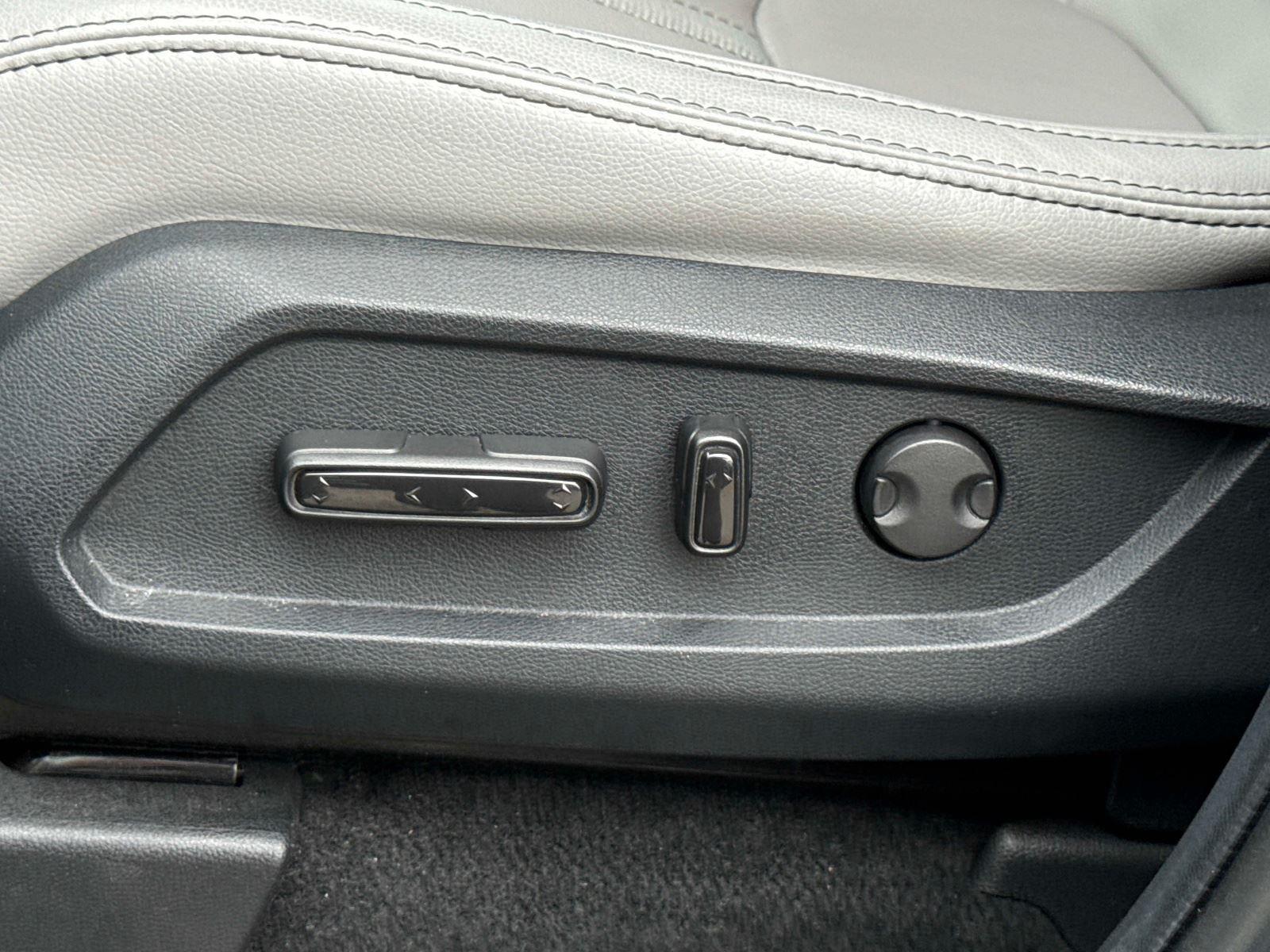 2023 Honda Pilot EX-L w/Rear Captain’s Chairs