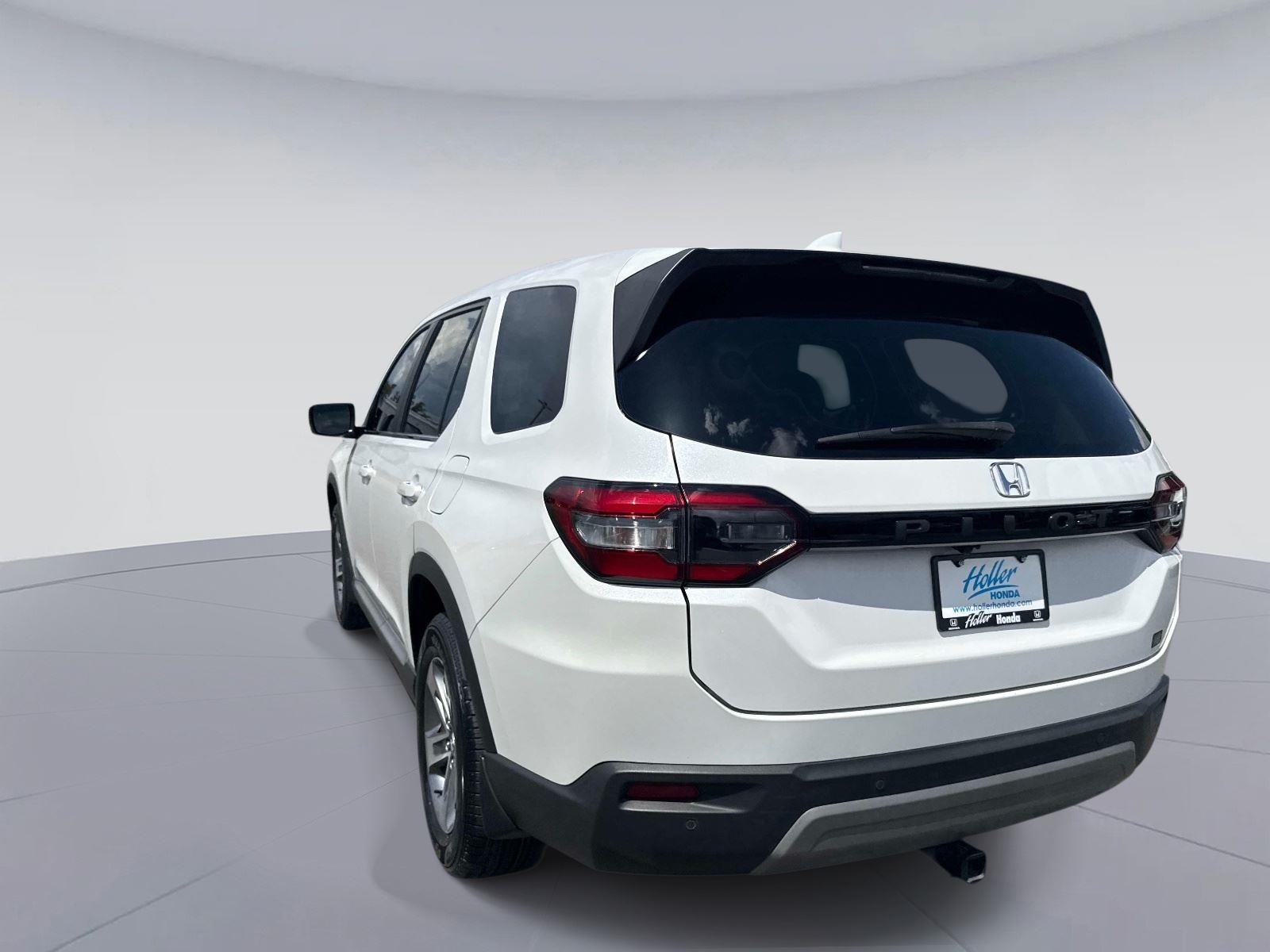 2024 Honda Pilot EX-L w/Rear Captain’s Chairs