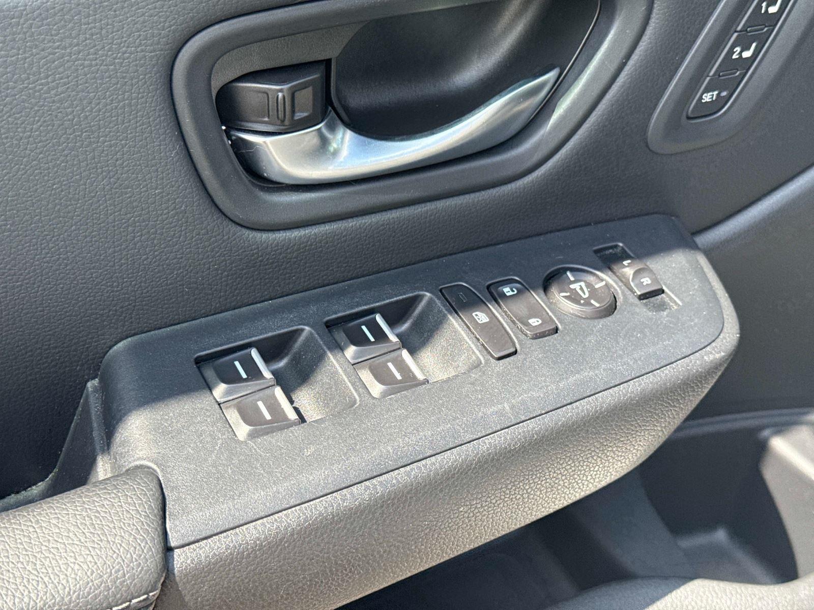 2024 Honda Pilot EX-L w/Rear Captain’s Chairs