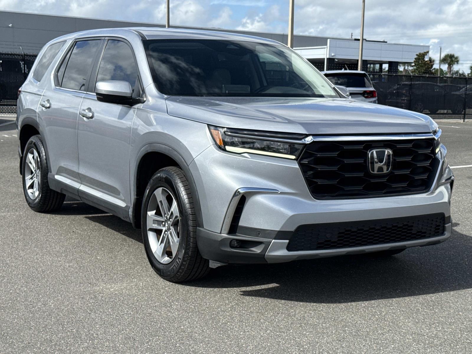 Lunar Silver Metallic 2023 Honda Pilot SUV / Crossover Front-Wheel Drive Automatic