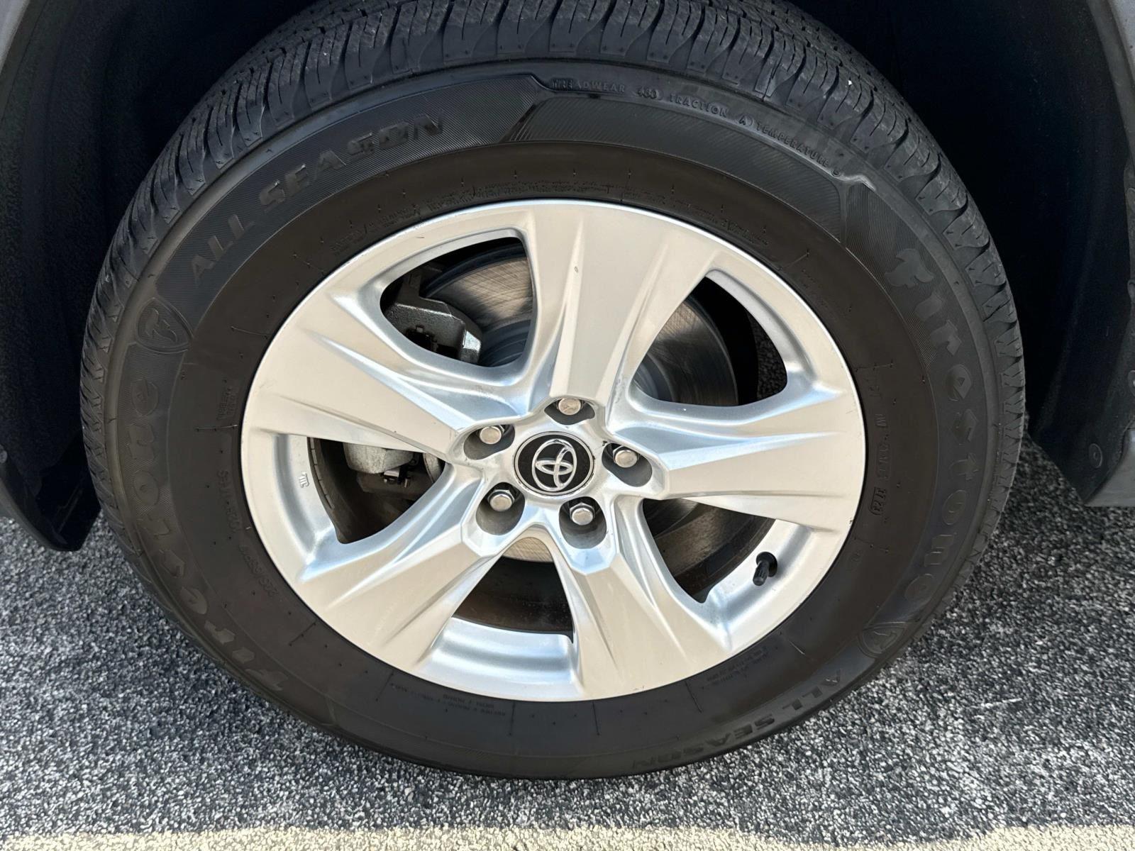 2020 Toyota RAV4 XLE photo 5