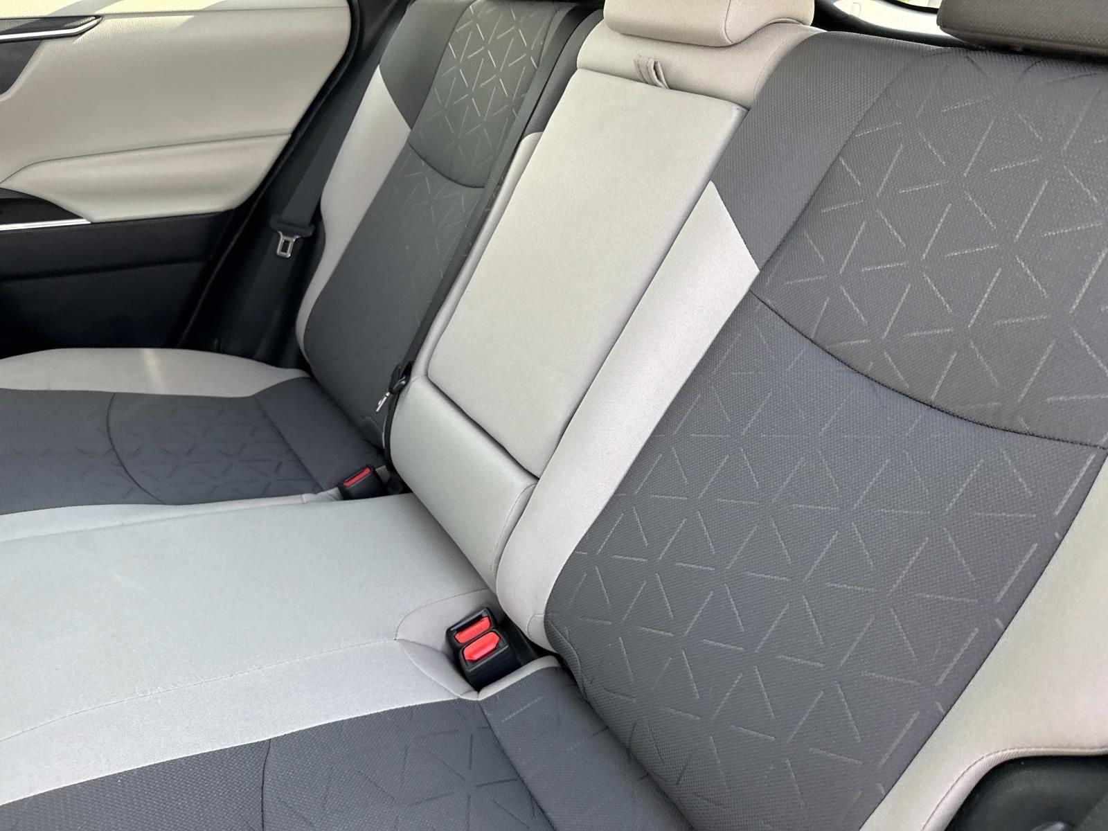 2020 Toyota RAV4 XLE photo 6