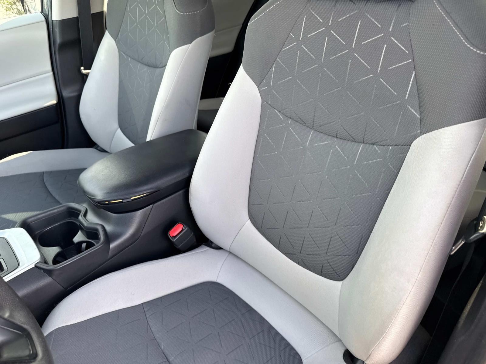 2020 Toyota RAV4 XLE photo 13