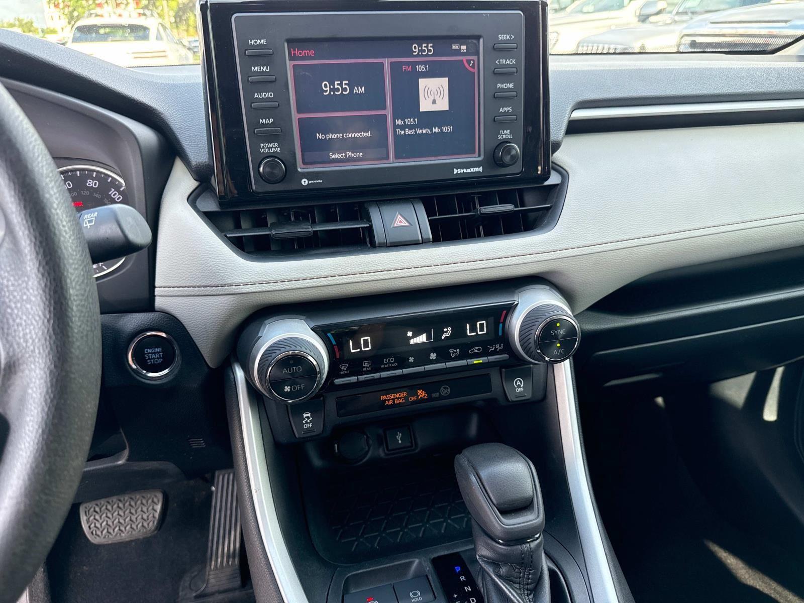 2020 Toyota RAV4 XLE photo 16