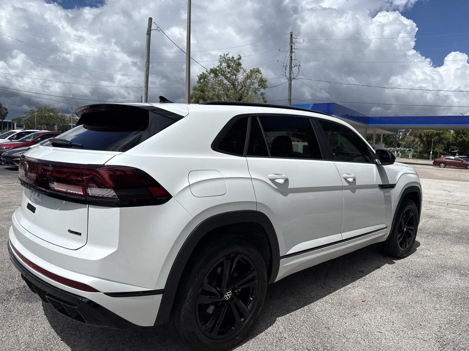 2025 Volkswagen Atlas Cross Sport 2.0T SEL R-Line Black
