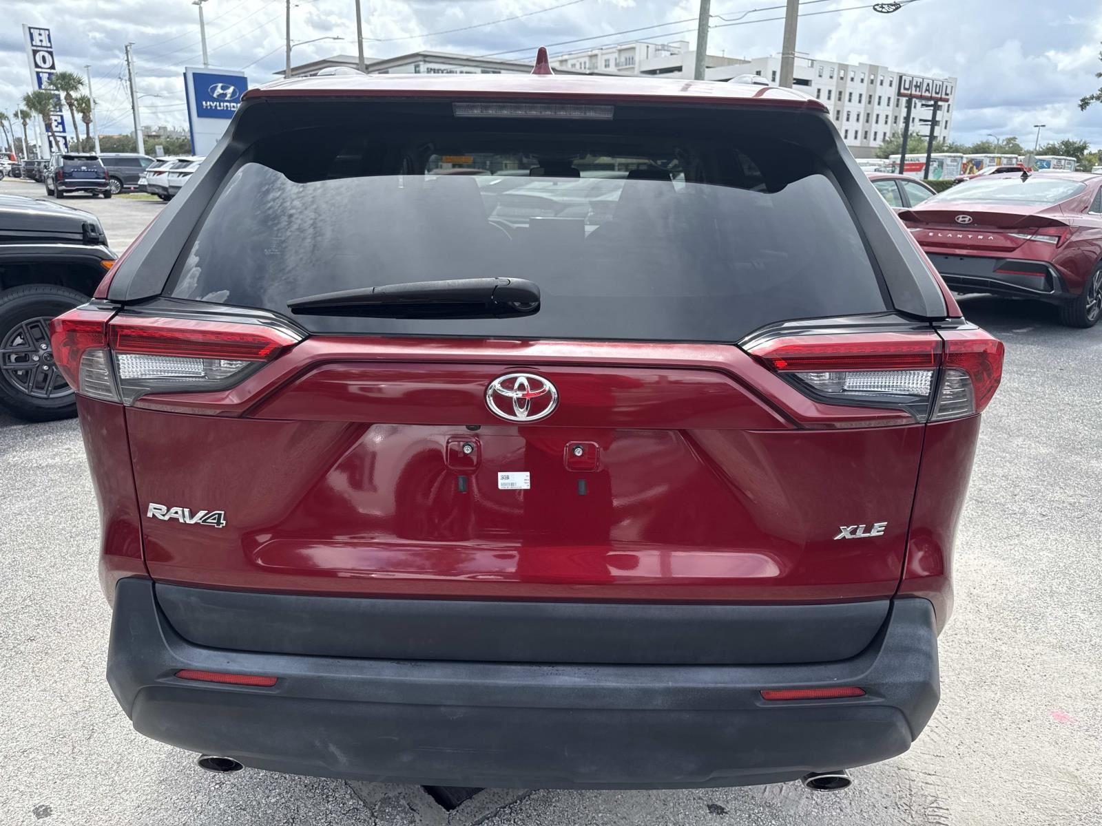 2019 Toyota RAV4 XLE photo 4