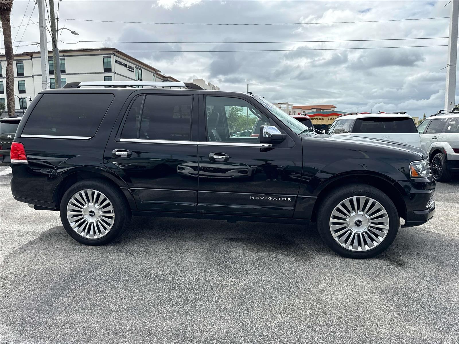 2017 Lincoln Navigator Select photo 2