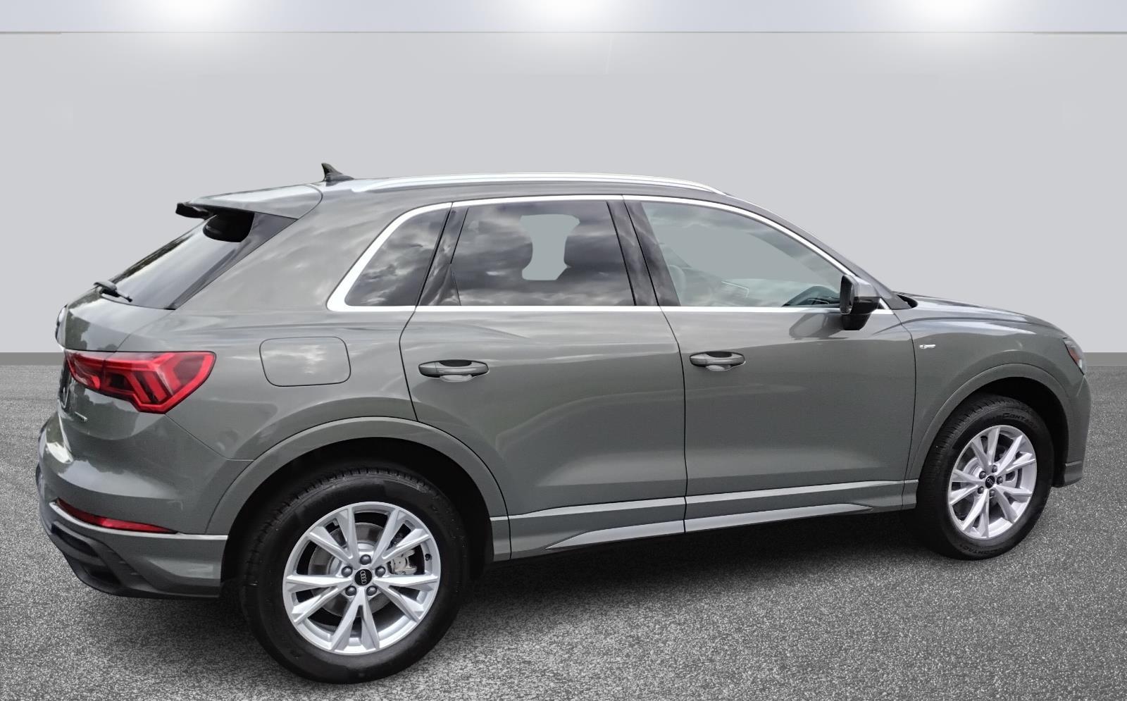 2025 Audi Q3 S line Premium photo 4