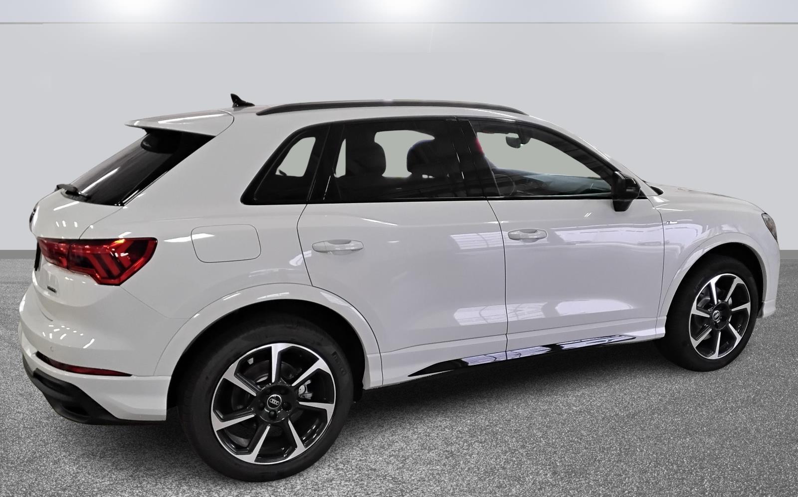 2025 Audi Q3 S line Premium Plus photo 4