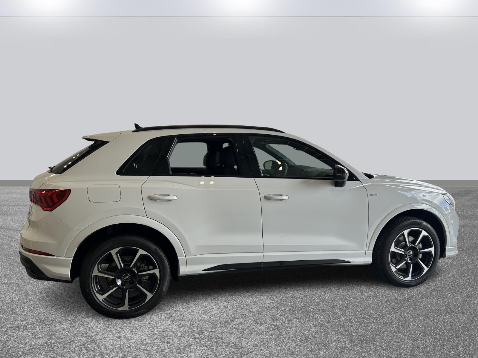 2025 Audi Q3 S line Premium Plus photo 4